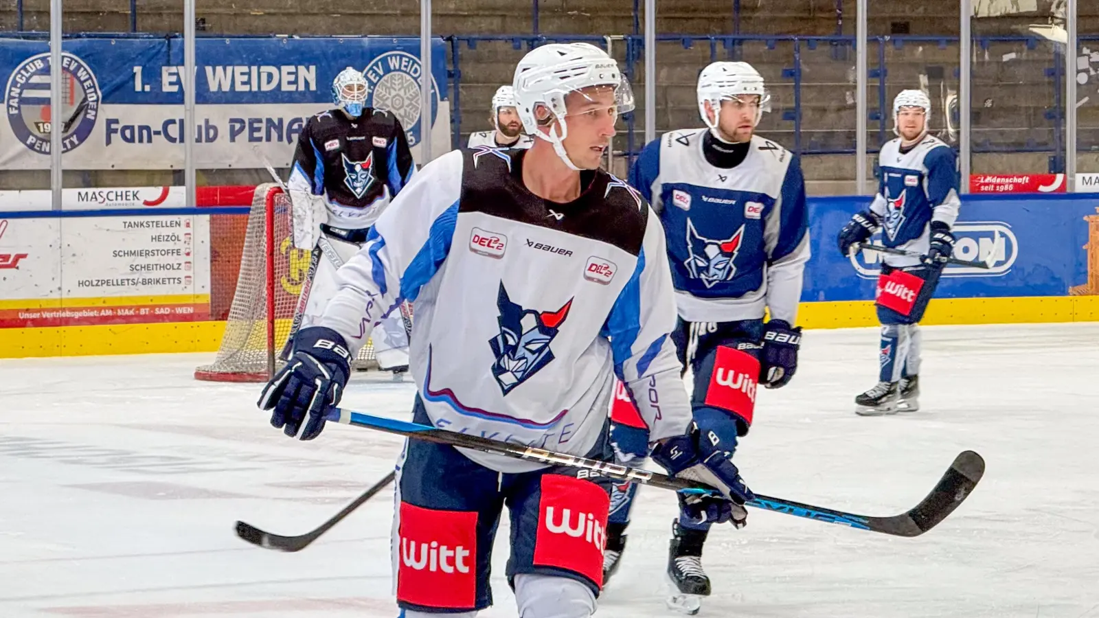 Tomas Schmidt, der neue Verteidiger der Blue Devils Weiden, mischte bereits beim Training munter mit. (Bild: Christian Kaminsky/exb)