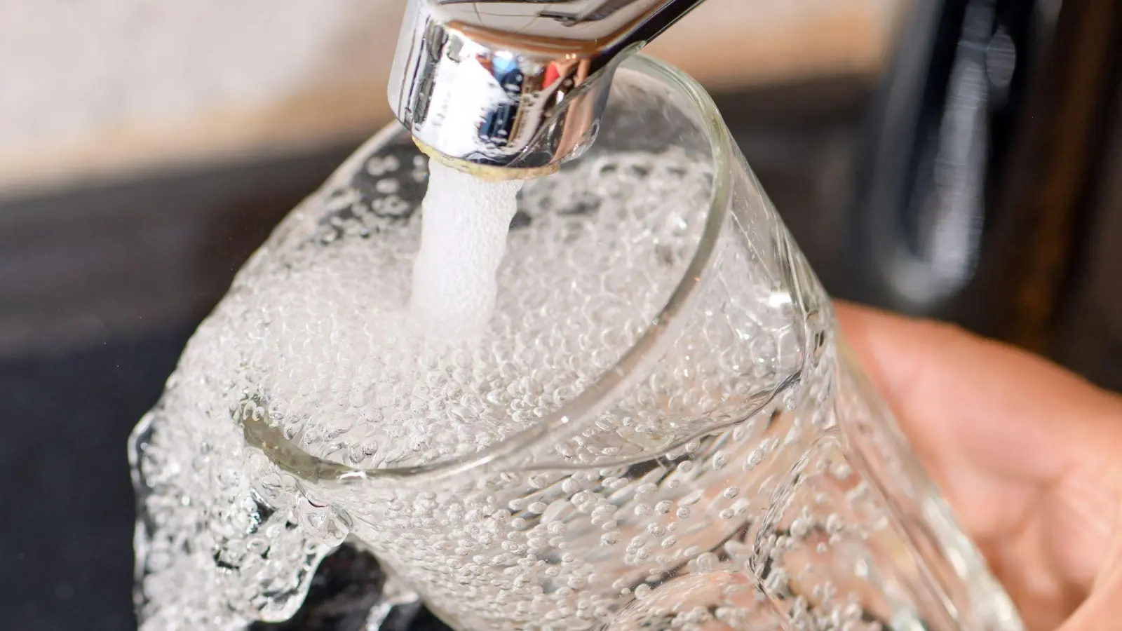 Trinkwasser abkochen: Dies gilt vorübergehend für mehrere Gemeinden und Ortsteile im Bereich Eschenbach. (Bild: Patrick Pleul/dpa-Zentralbild/dpa)