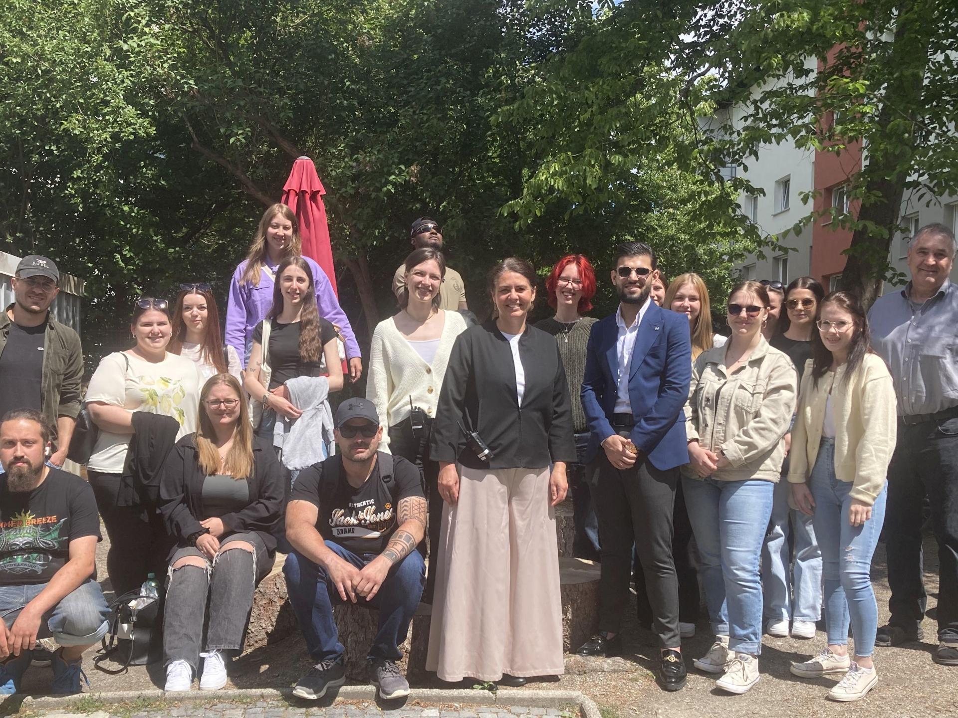 Auszubildende in der Pflege aus Neustadt an der Waldnaab besuchten die Caritas Notunterkunft NOAH-deinTagNachtHalt in Regensburg.  (Bild: Caritas Regensburg/A. Wagner)