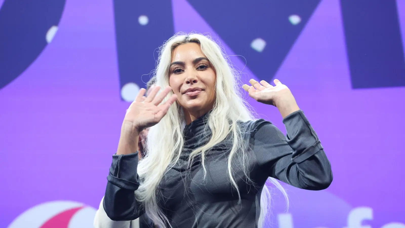 US-Superstar Kim Kardashian auf der Digital- und Marketingmesse OMR in Hamburg. (Bild: Christian Charisius/dpa)