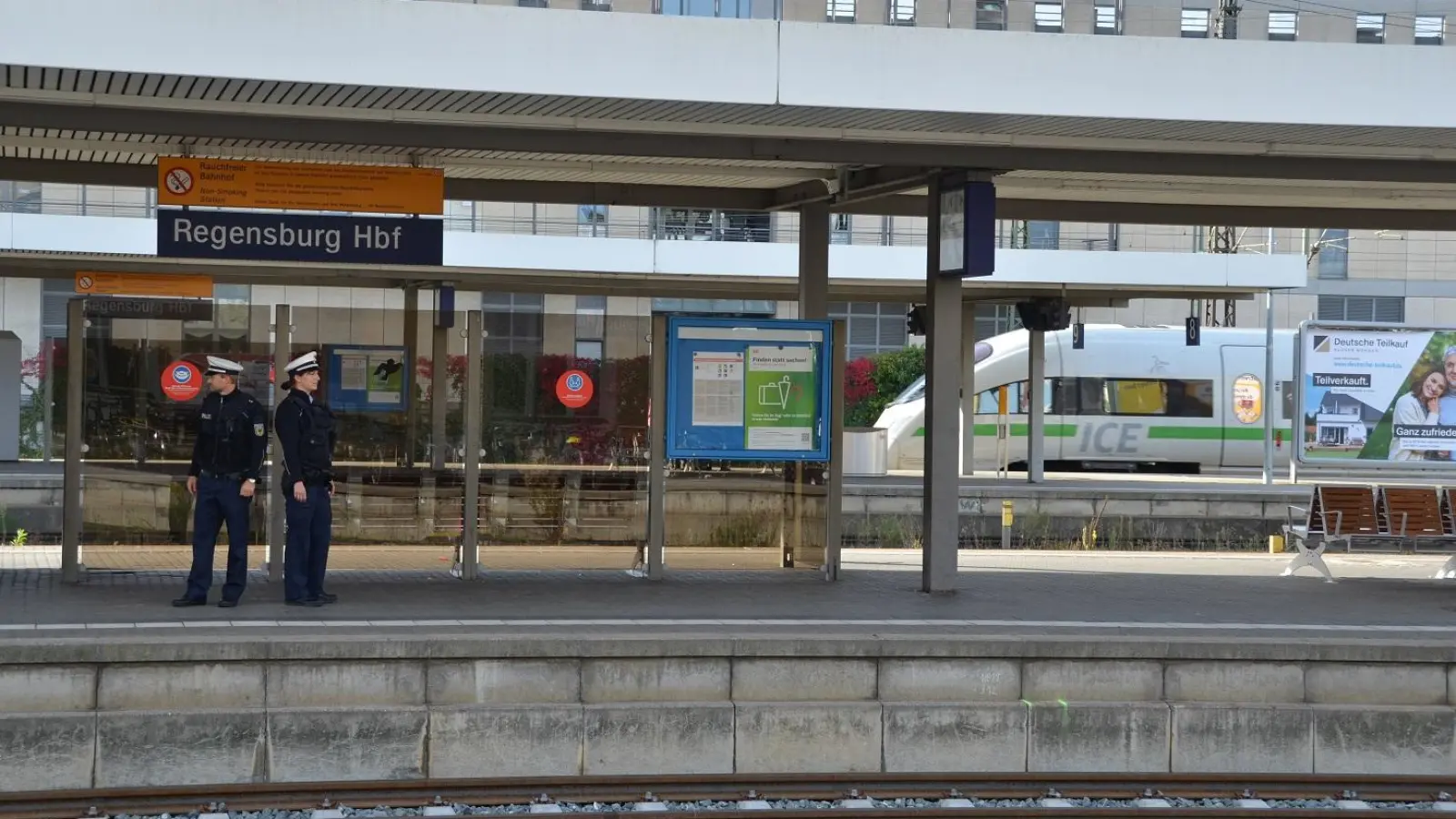 Am Regensburger Hauptbahnhof hat eine Elektrolok gebrannt. (Symbolbild: Bundespolizei)