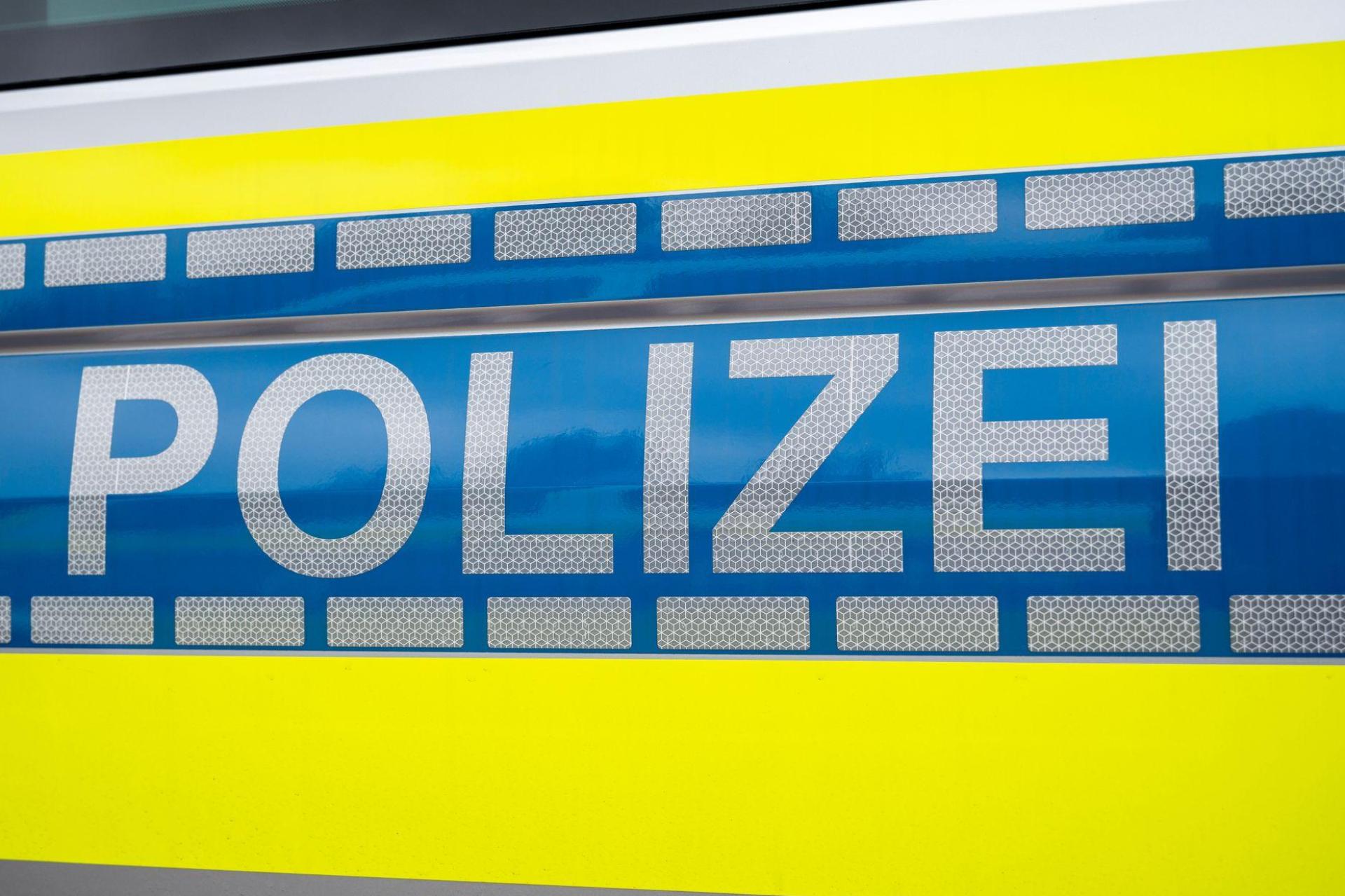 Nach einem Auffahrunfall auf der A3 bei Wörth an der Donau blockierten die beschädigten Lastwagen alle Fahrbahnen in Richtung Regensburg. (Symbolbild) (Bild: Daniel Vogl/dpa)