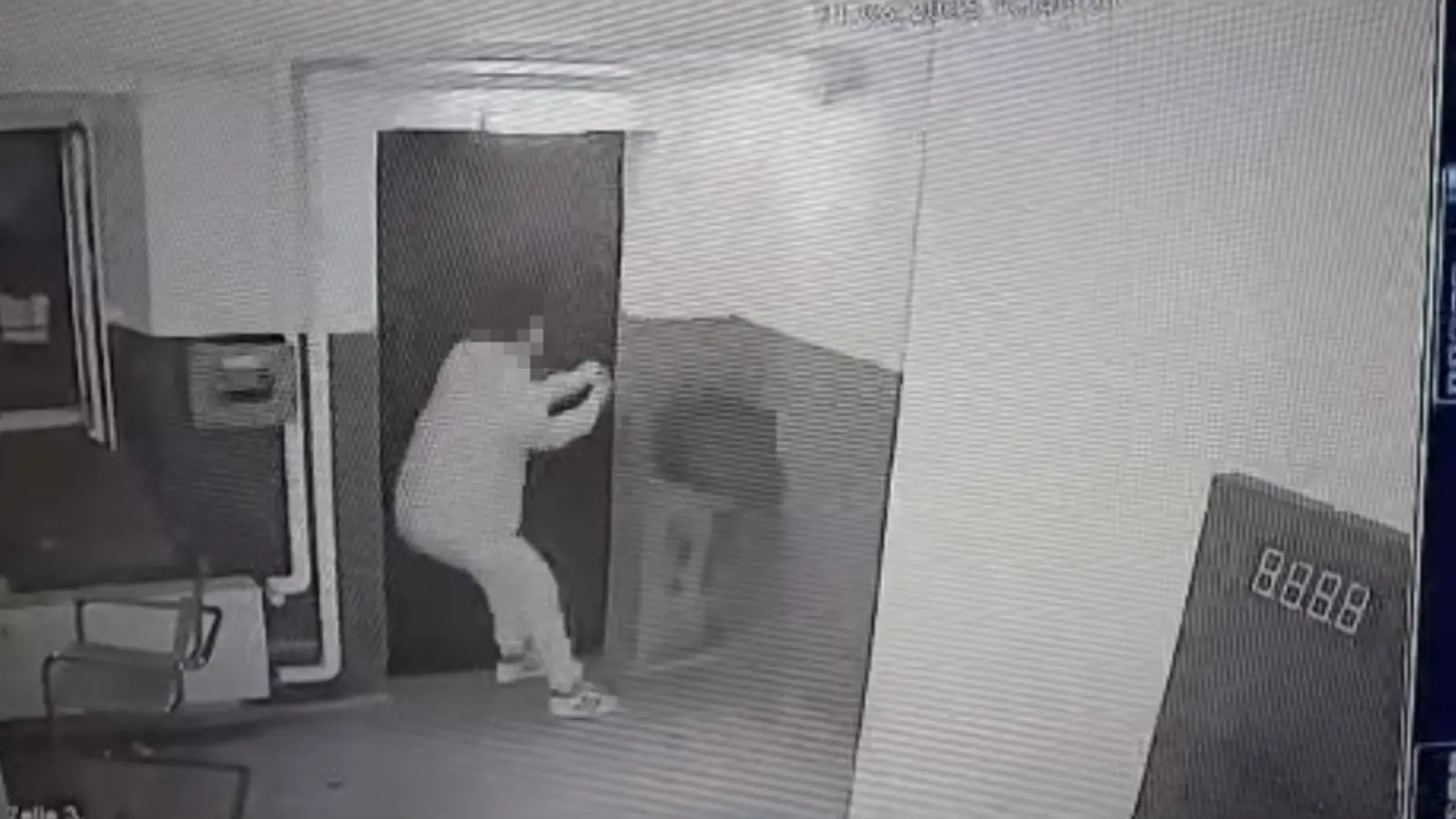 Die Videokamera im Fluchthaus Weiden filmte den Einbrecher während der Tat.  (Screenshot: Kamera Fluchthaus Weiden)