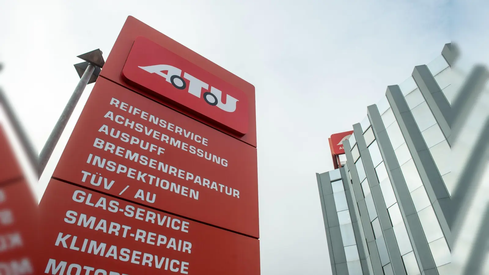 Die Zentrale der Autowerkstattkette ATU in Weiden. Die Firma wurde Opfer eines Cyberangriffs. (Bild: Armin Weigel/dpa)