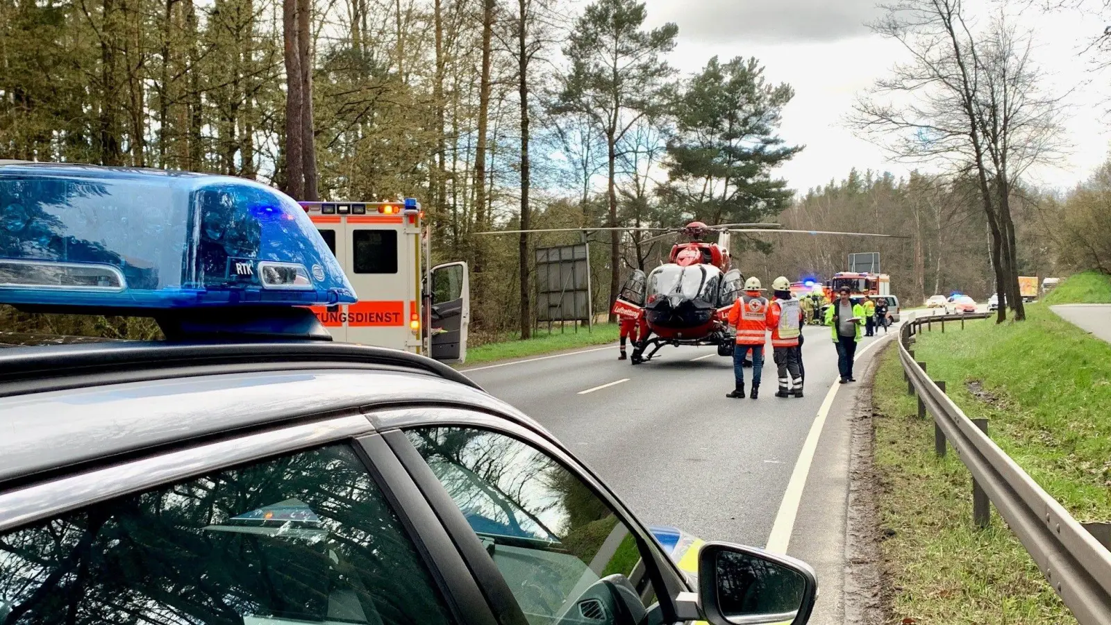 Auf der B 22 hat sich am Montagnachmittag ein Unfall ereignet. Die Straße war bis zum frühen Montagabend gesperrt. (Bild: Gabi Schönberger)