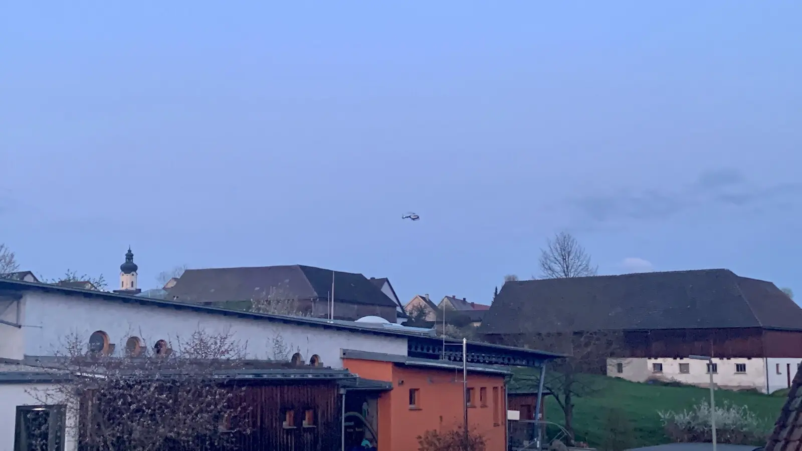 Am frühen Mittwochmorgen kreist ein Polizeihubschrauber über Kohlberg. Nach einem Autodiebstahl in Sulzbach-Rosenberg suchen die Beamten nach einem flüchtigen Mann. (Bild: Stefanie Roth)