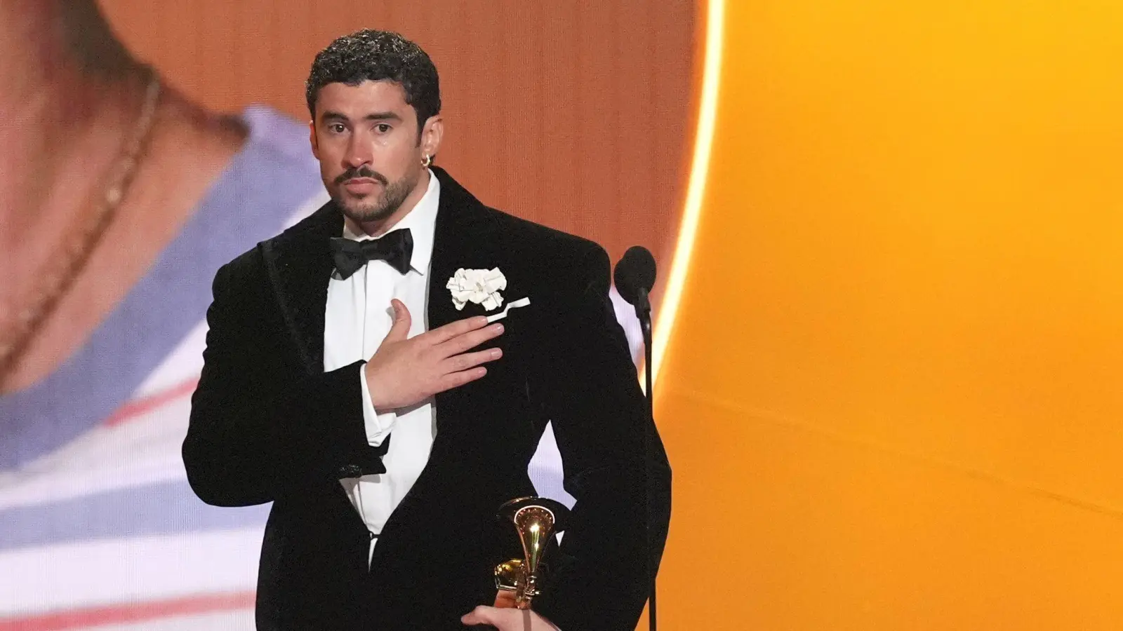 Bad Bunny nimmt den Preis für das Album des Jahres entgegen. (Bild: Chris Pizzello/Invision/AP/dpa)