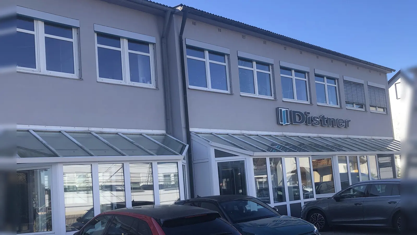 Gründungsort und Stammsitz des Unternehmens Distner Fenster &amp; Türen ist die Brunnenstraße im Wiesauer Gemeindeteil Fichtenschacht. (Bild: Werner Robl)