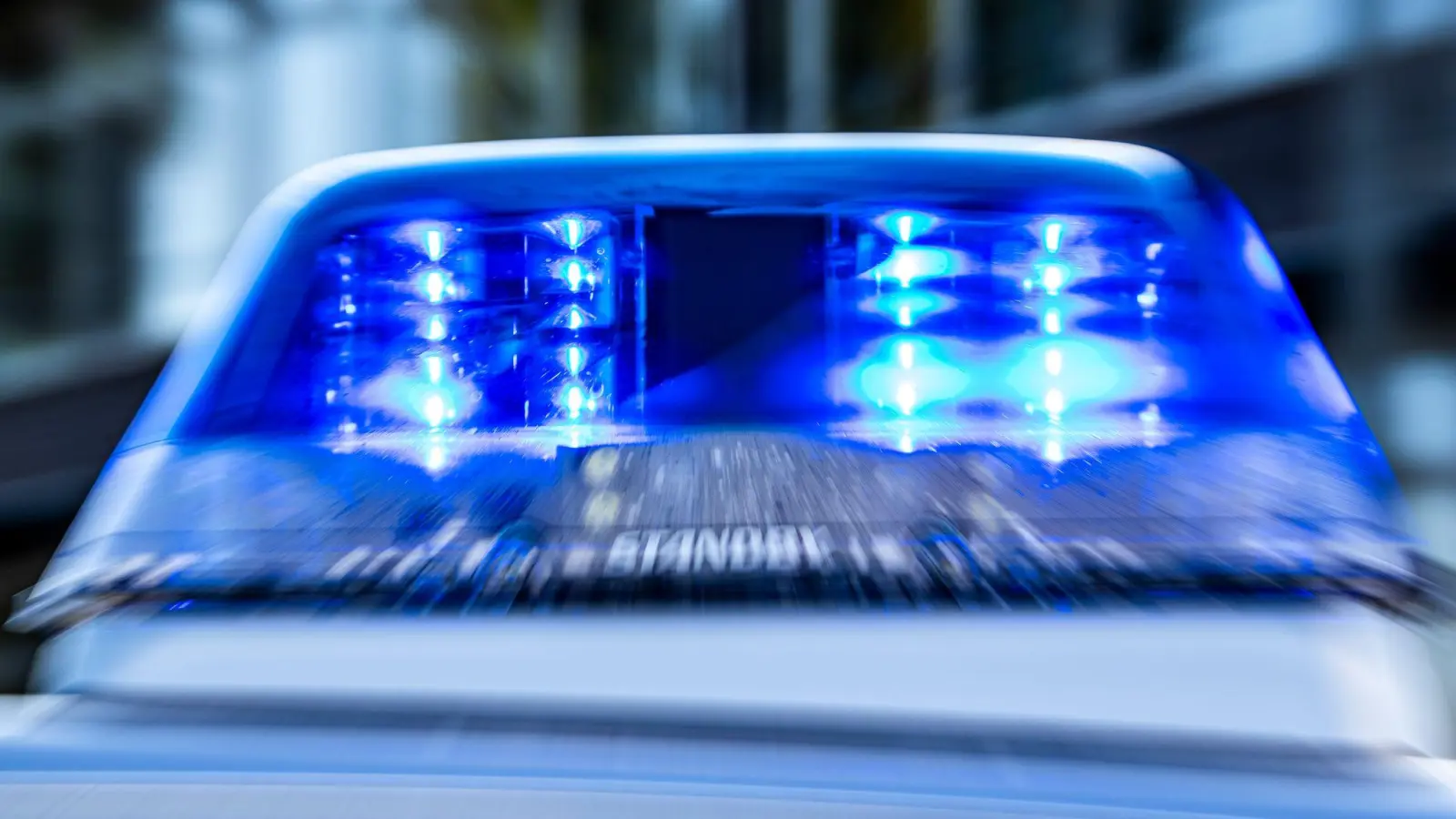 Ein 21-jähriger Mann wurde in der Weidener Innenstadt in Gewahrsam genommen. (Symbolbild: David Inderlied/dpa)