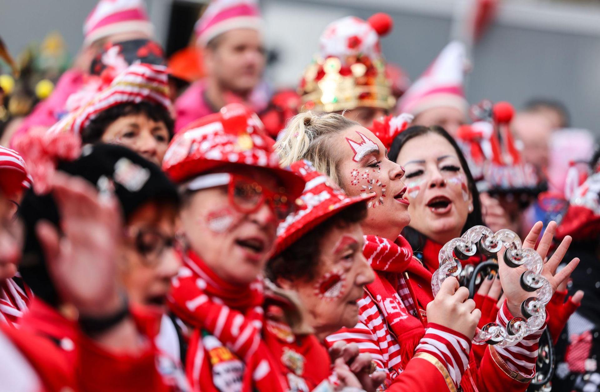 Besonders groß wird der Karnevalsauftakt traditionell in Köln gefeiert. (Archivbild) (Bild: Oliver Berg/dpa)