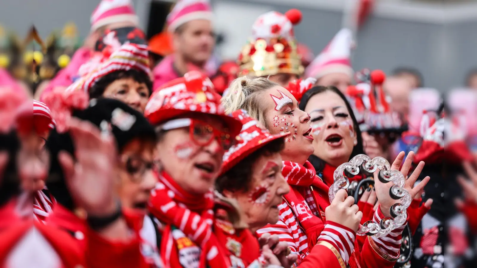 Besonders groß wird der Karnevalsauftakt traditionell in Köln gefeiert. (Archivbild) (Bild: Oliver Berg/dpa)