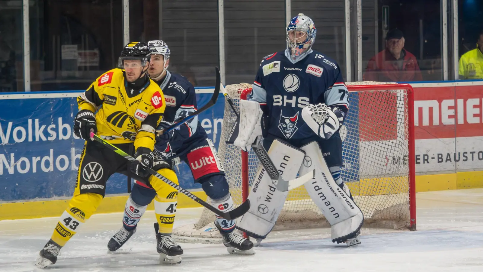 Daniel Allavena (rechts, hier noch im Trikot der Blue Devils Weiden) wechselt von den Nürnberg Ice Tigers mit sofortiger Wirkung zu den Saale Bulls Halle in die Eishockey-Oberliga Nord.  (Archivbild: Christian Kaminsky/exb)