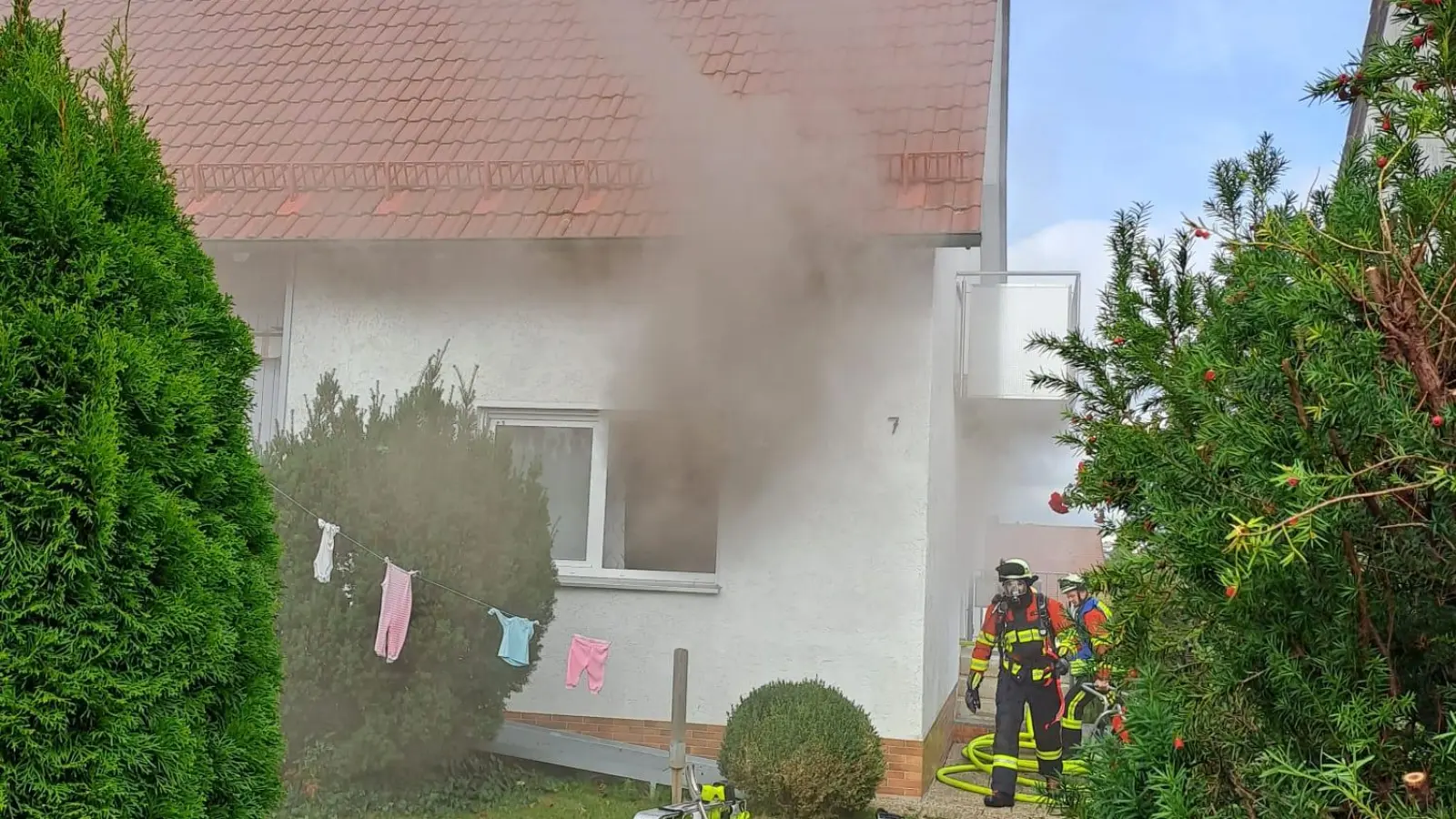 Ein vergessenes Essen auf dem Herd löste in einem Wohnhaus in Vilseck einen Brand aus. Die Feuerwehren aus Vilseck, Schlicht und Sorghof waren rasch zur Stelle und brachten das Feuer routiniert unter Kontrolle. (Bild: Kreisbrandinspektion Amberg-Sulzbach)