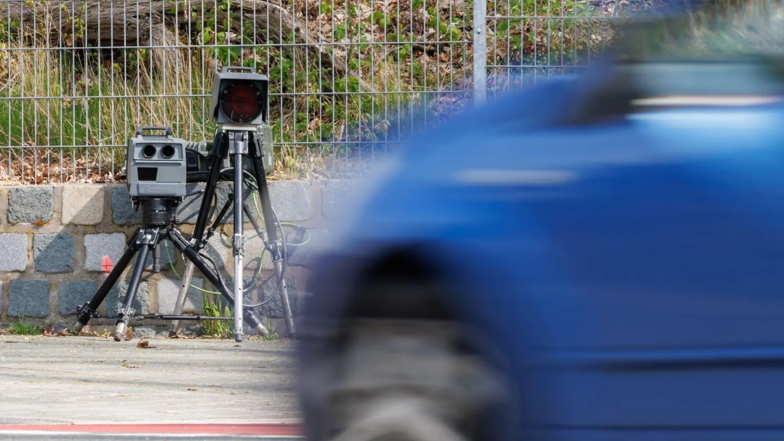 Die Polizei hat die Geschwindigkeit von Autofahrern auf einer Landstraße bei Freihung gemessen.  (Symbolbild: Daniel Karmann/dpa)