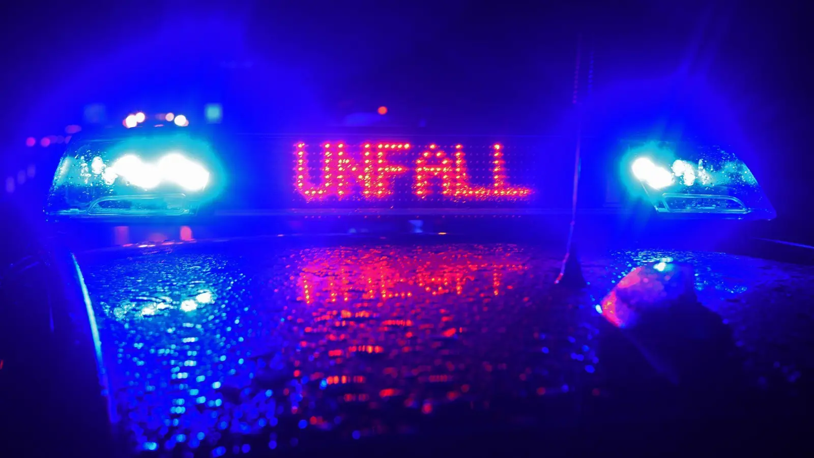 Nach dem schweren Auffahrunfall bei Illertissen war die Straße für mehrere Stunden gesperrt. (Symbolbild: Stefan Puchner/dpa)