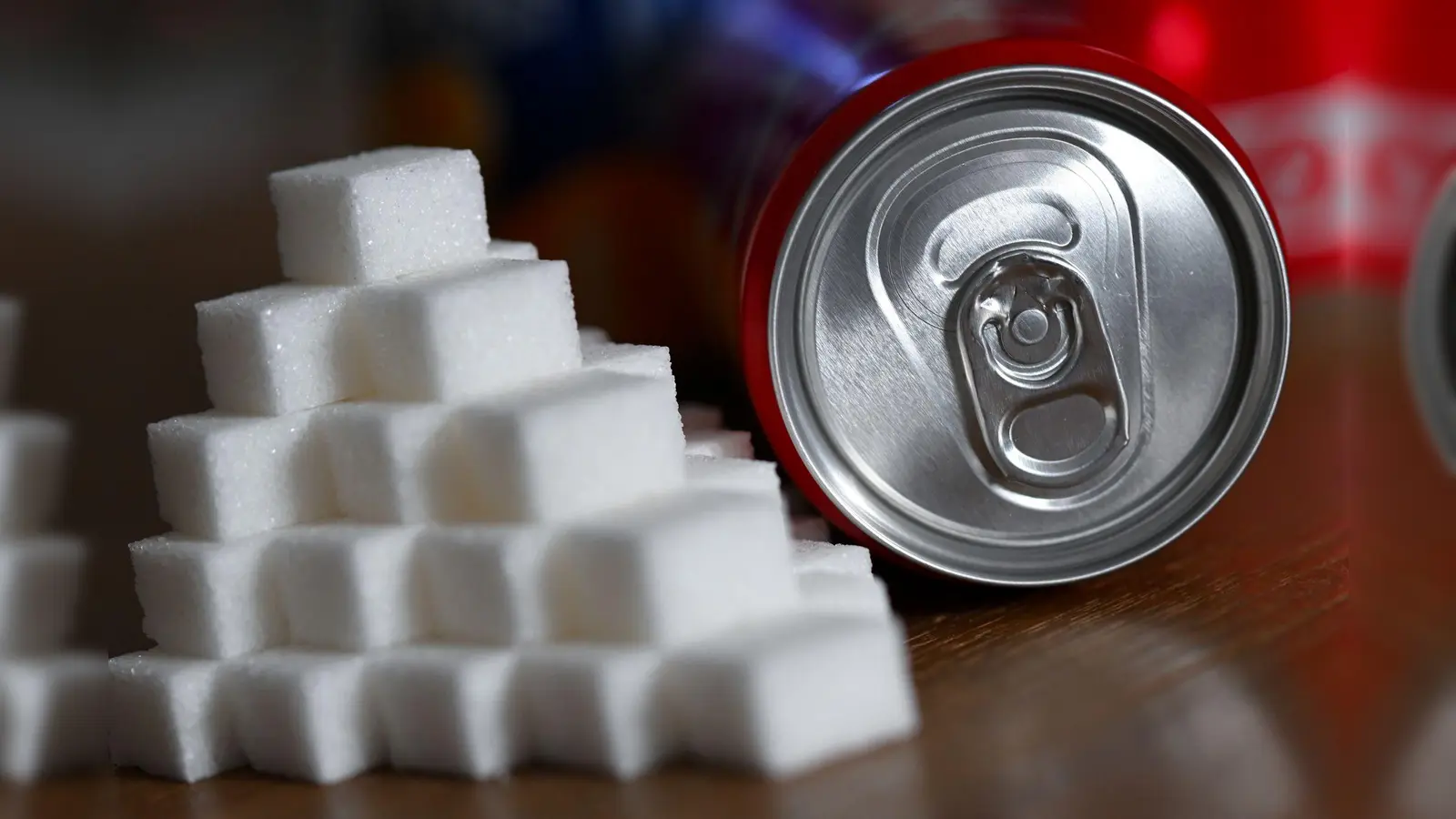 Die Zuckersteuer soll auf Getränke mit zugesetztem Zucker anfallen. (Illustration) (Bild: Sven Hoppe/dpa)