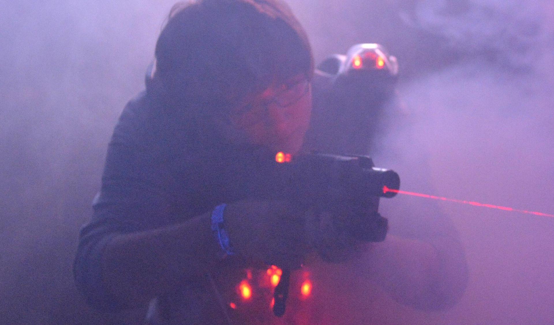 In Mitterteich wollten zwei befreundete Ehepaare im ehemaligen Lidl-Gebäude eine Lasergame-Arena betreiben. Doch daraus wird nun nichts. Beim Lasergame versuchen die Spieler, sich mit Infrarotsignalgebern gegenseitig zu treffen. Sensoren an Westen werten die Treffer aus.  (Symbolbild: Carmen Jaspersen/dpa)