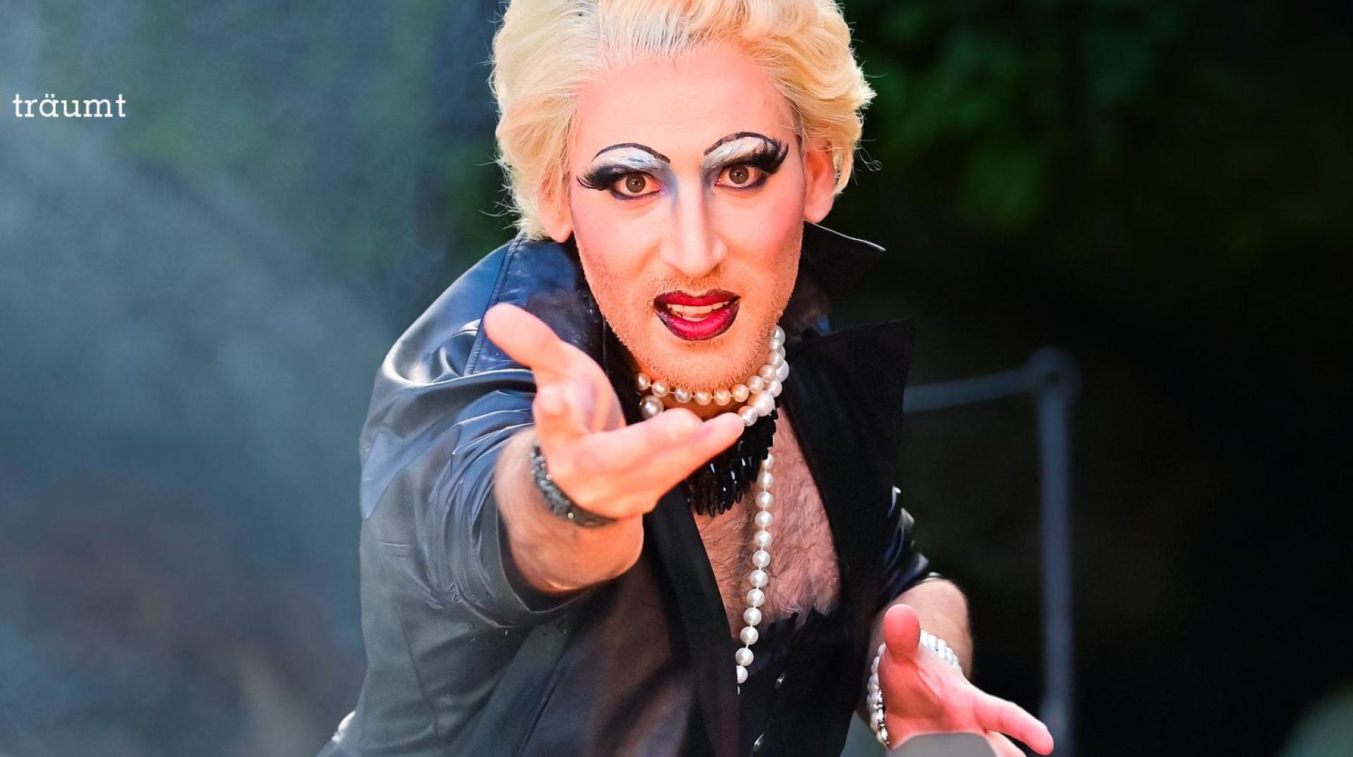 Manuel Karadeniz steht diesen Sommer als Frank N. Furter auf der Freilichtbühne Luisenburg. (Bild: Florian Miedl)