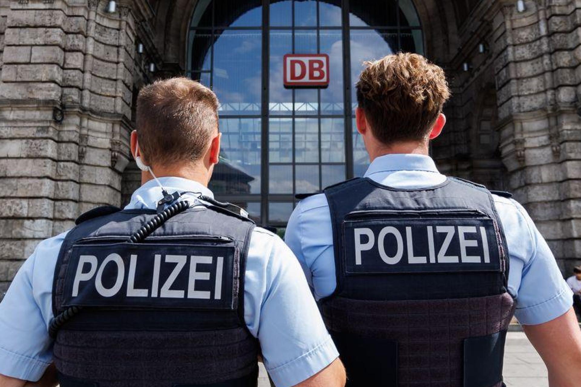 Rund um den Nürnberger Hauptbahnhof wird das Kiffen und das Mitführen von Cannabis verboten. (Archivbild) (Bild: Daniel Karmann/dpa)