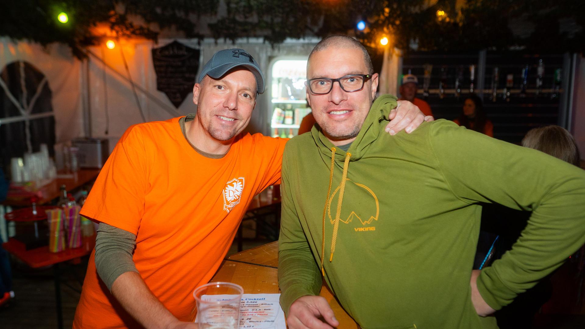 Am Samstag feierte die DJK Weiden Kirchweih am Flutkanal. Für Stimmung sorgte die Band „Dei vo Gestern”. (Bild: Hannes Stock)