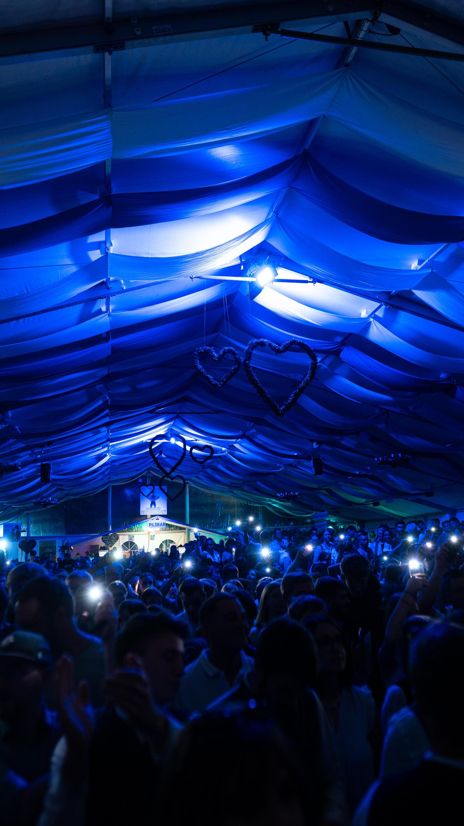 Sonntagabend auf der Pfreimder Kirwa. (Bild: Hannes Stock)