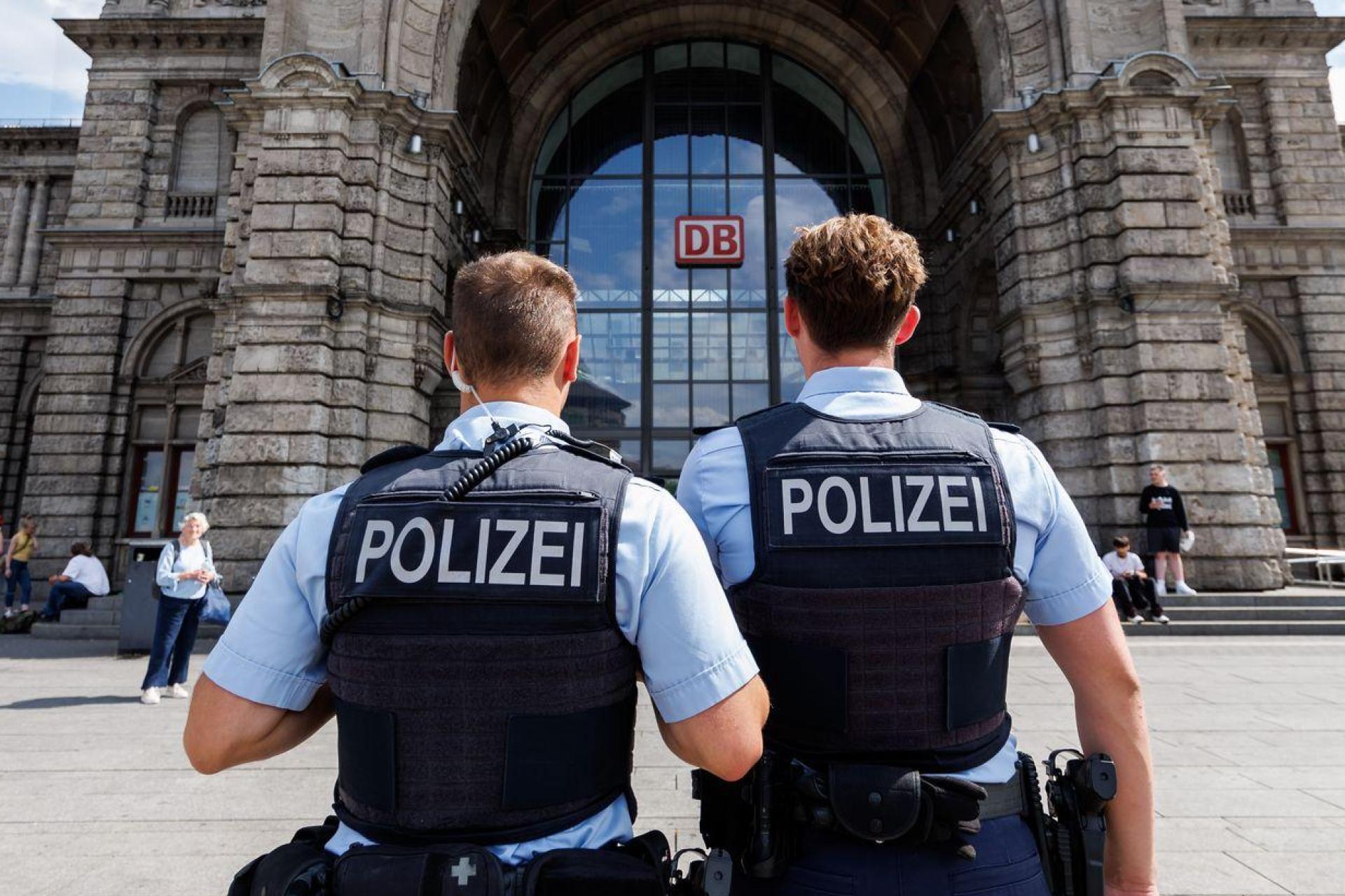 Seit längerem ermittelt die Polizei in Nürnberg im Umfeld des Hauptbahnhofs gegen mutmaßliche Drogendealer, die für sexuelle Übergriffe auf in manchen Fällen minderjährige Kundinnen verantwortlich sein sollen.  (Symbolbild: Daniel Karmann/dpa)