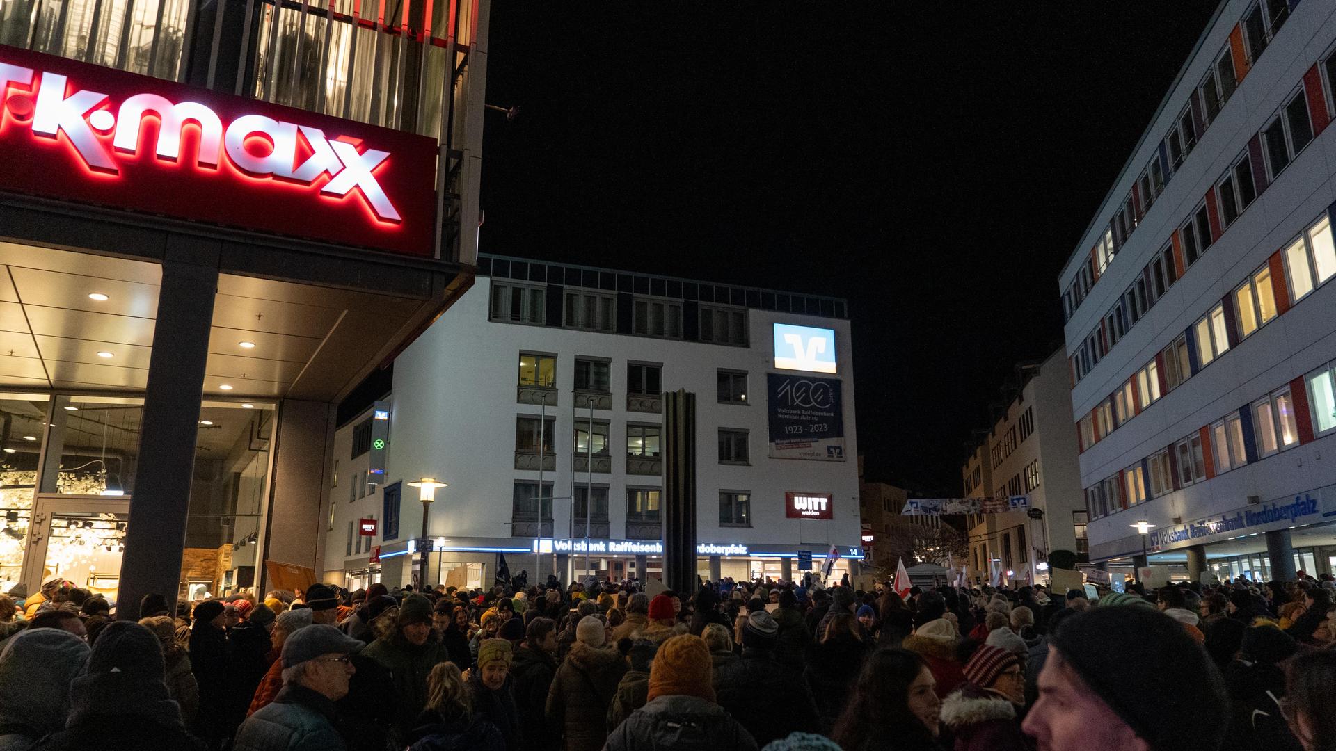 Bei der Demo gegen Rechts haben sich tausende Menschen zu einem Protestmarsch durch Weiden versammelt. (Bild: knz)