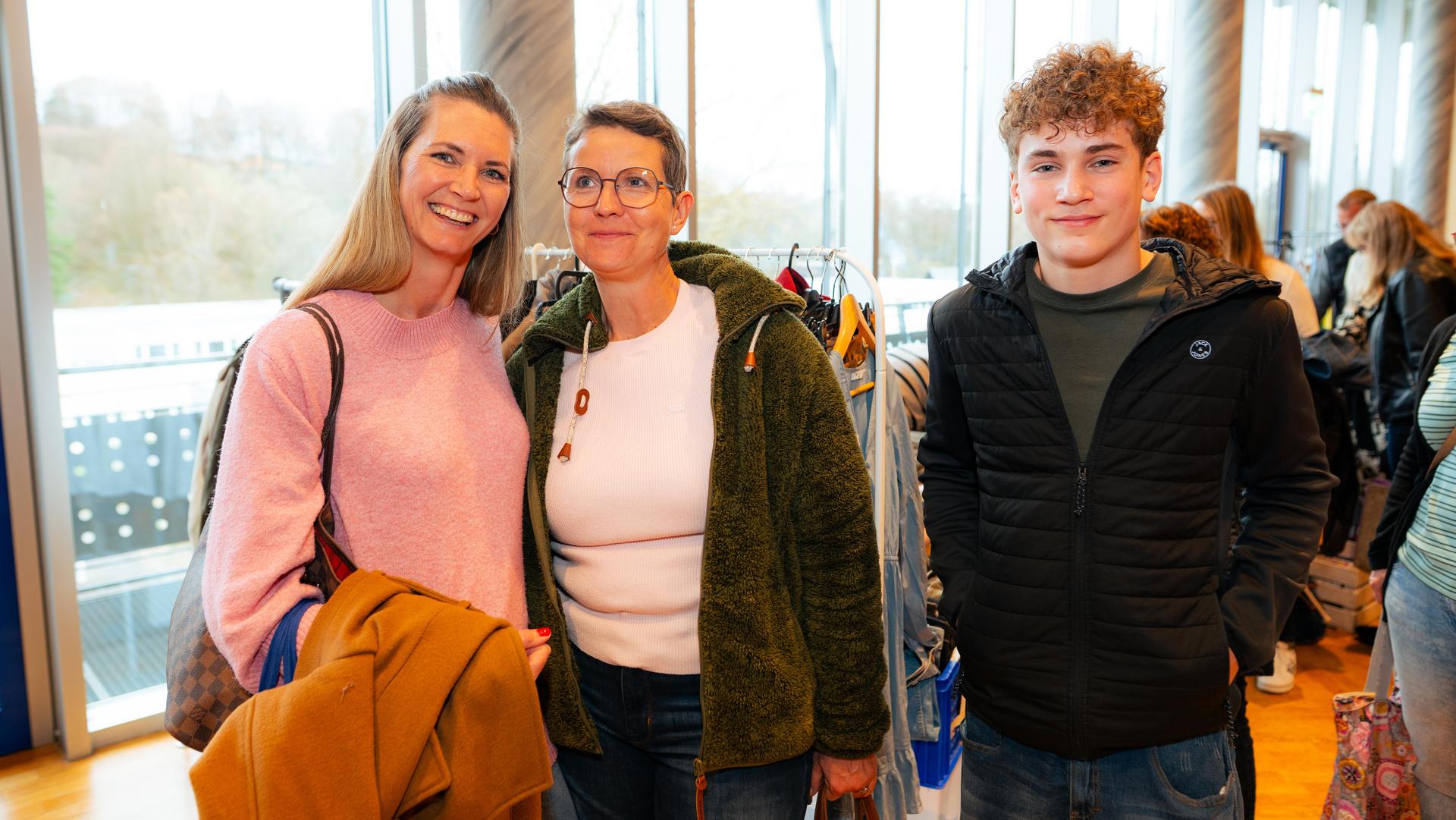 Beim Nachtflohmarkt am Freitag in Neustadt/WN herrschte bis 22 Uhr reges Treiben. (Bild: Hannes Stock)