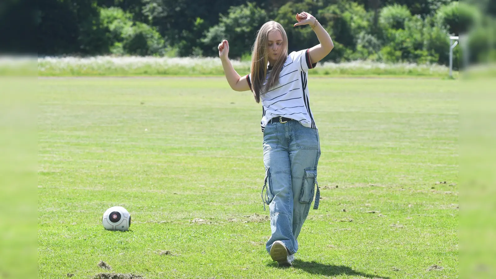 Julia Schönberger aus Weiden tanzt bei der Eröffnungsfeier der EM 2024. (Bild: Gabi Schönberger)