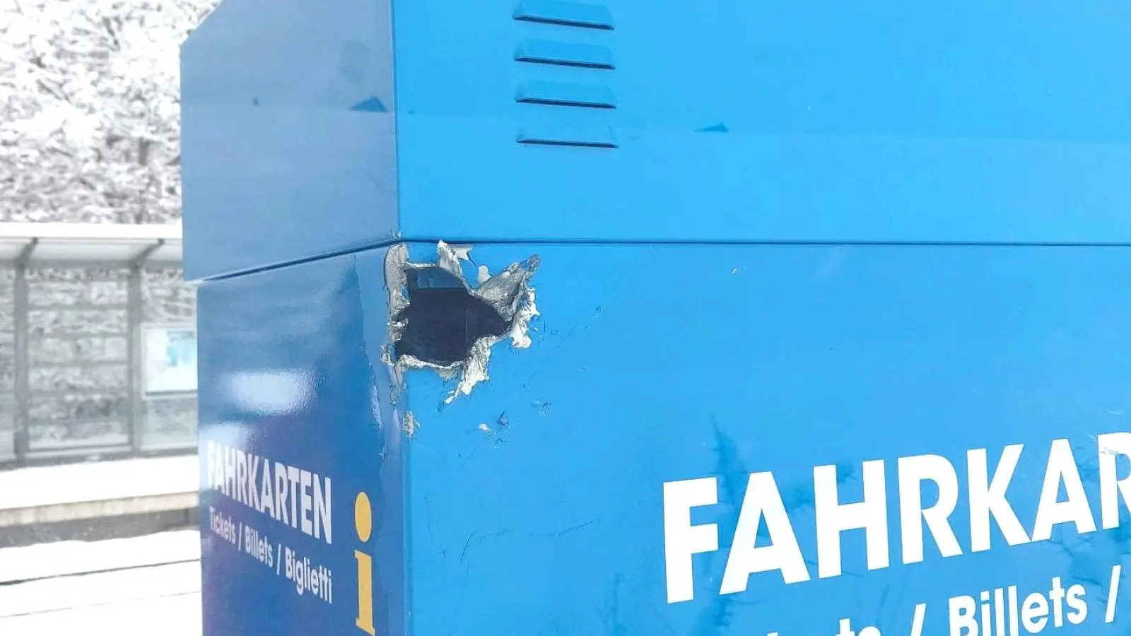 Mit Hammer und Stemmwerkzeug haben unbekannte Täter versucht, einen Fahrausweisautomaten am Haltepunkt Altenstadt an der Waldnaab aufzubrechen. An das Geld gelangten sie jedoch nicht. (Bild: Bundespolizei)