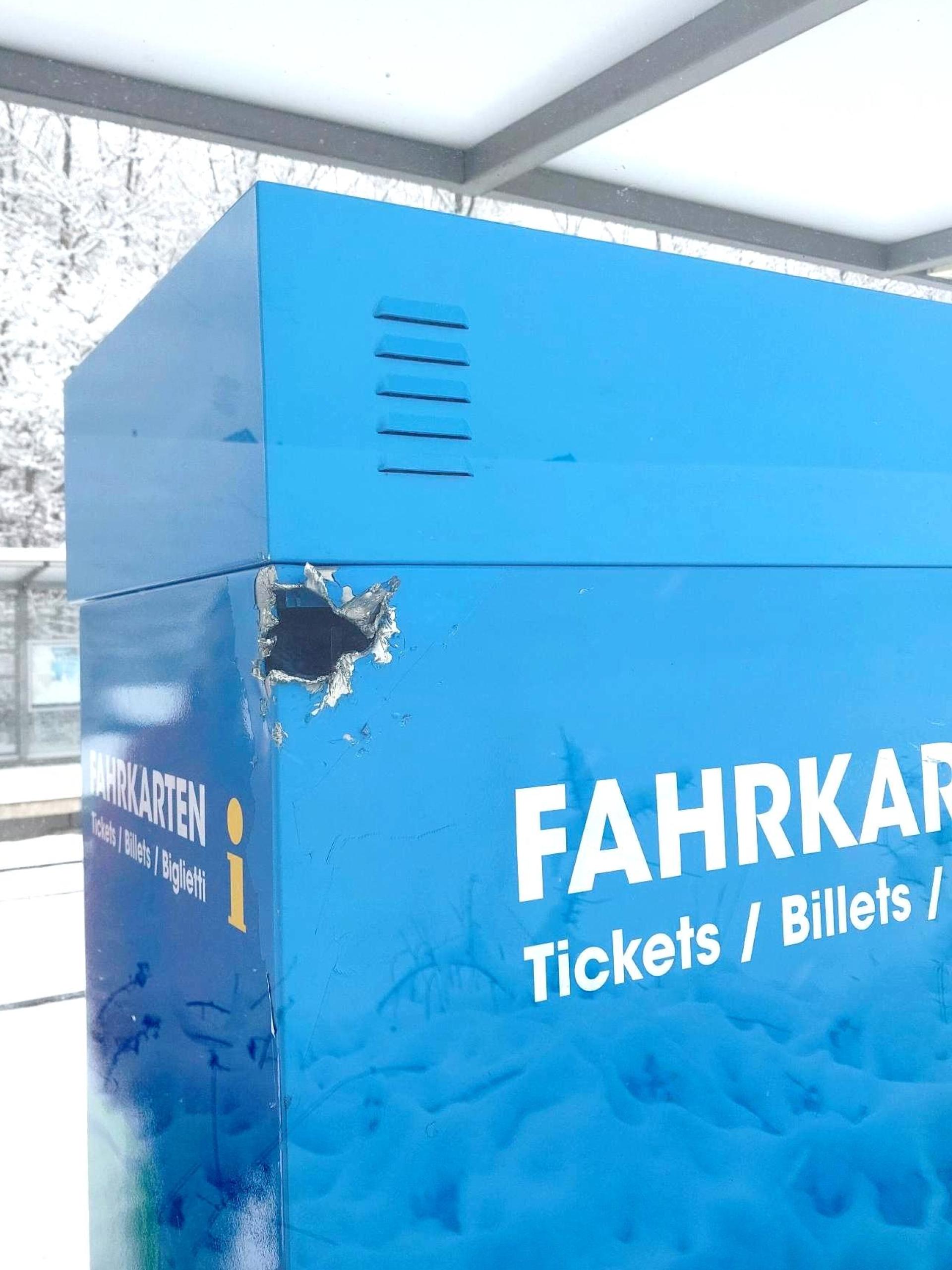 Mit Hammer und Stemmwerkzeug haben unbekannte Täter versucht, einen Fahrausweisautomaten am Haltepunkt Altenstadt an der Waldnaab aufzubrechen. An das Geld gelangten sie jedoch nicht. (Bild: Bundespolizei)