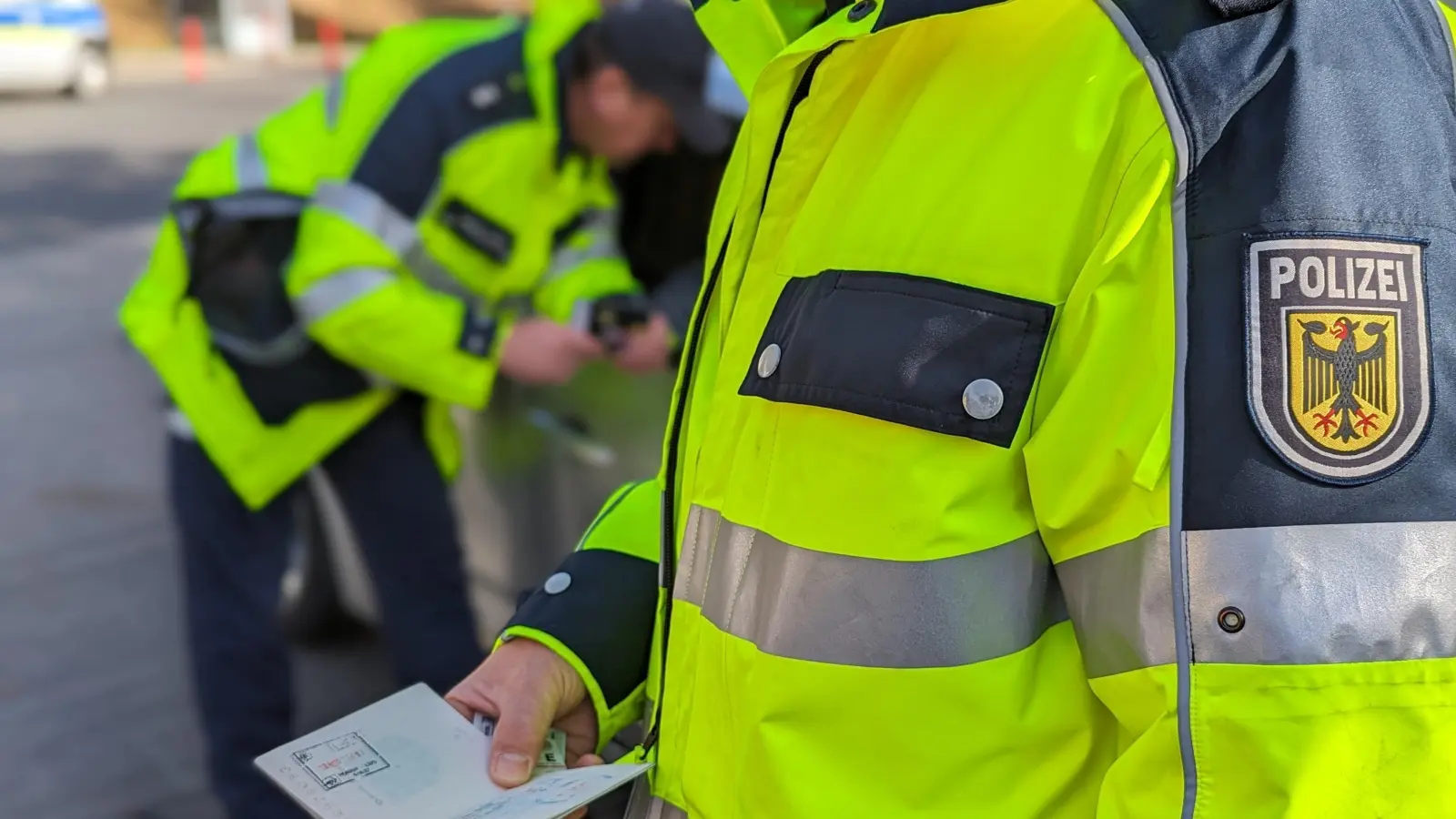 Ein 43-Jähriger wurde bei der Grenze Waidhaus von der Bundespolizei kontrolliert und festgenommen. Gegen ihn lagen drei Fahndungsausschreibungen vor. (Symbolbild: Bundespolizei)