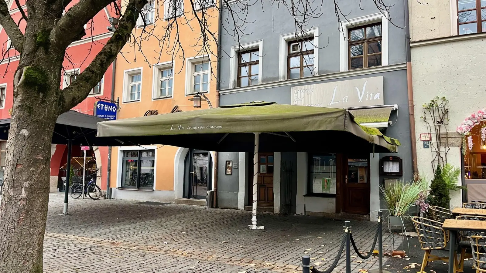 Wie lange das silberne „La Vita”-Schild wohl noch über dem Lokal am Unteren Markt hängen wird? Gegen den Betreiber wurde ein Insolvenzantrag gestellt. Ein Nachfolger soll die Räumlichkeiten derzeit bereits umbauen.  (Bild: Gabi Schönberger)