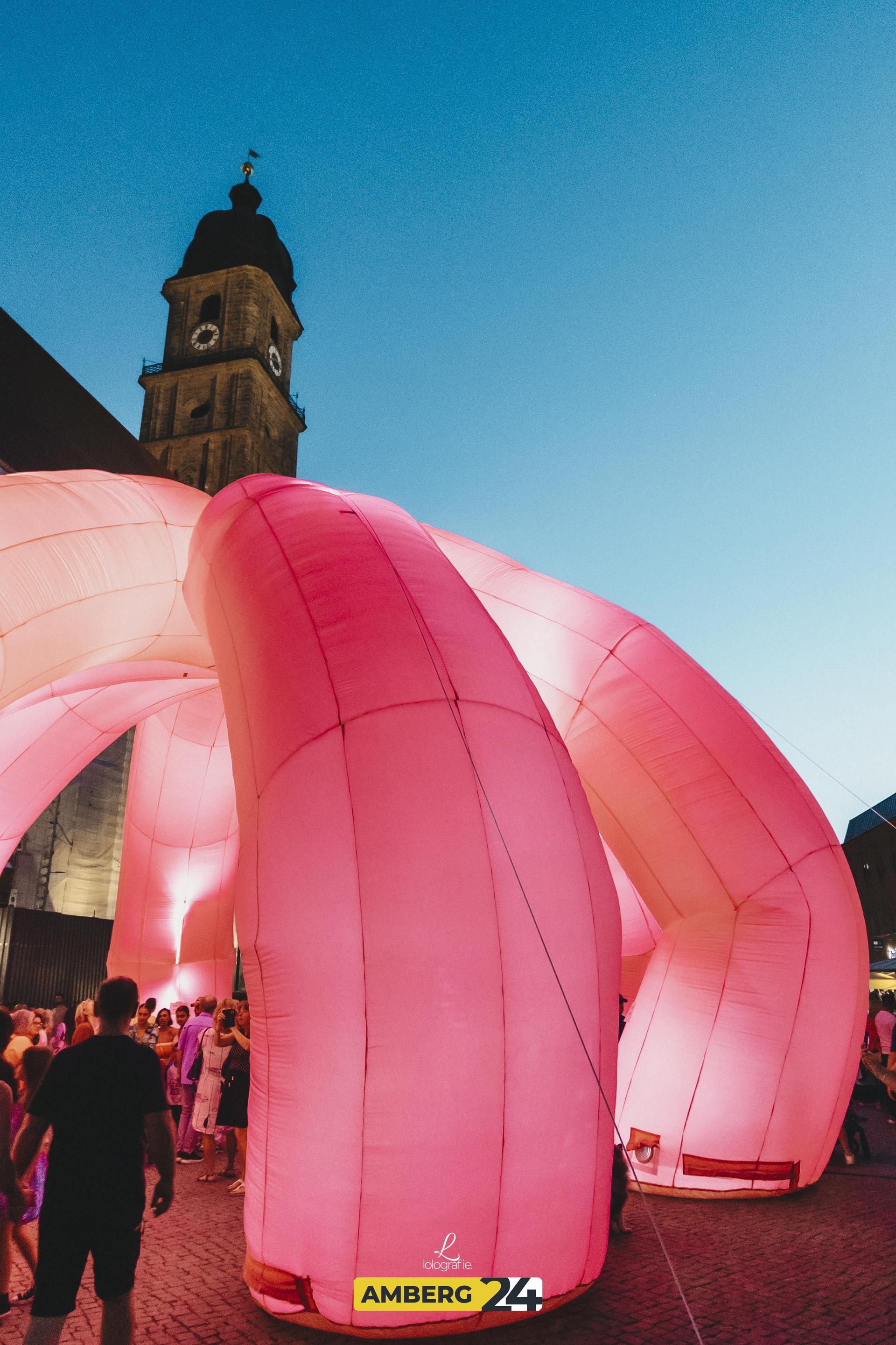 Musik, Essen und leuchtende Kunst: Während der Luftnacht in Amberg war viel los.  (Bild: Lolografie)