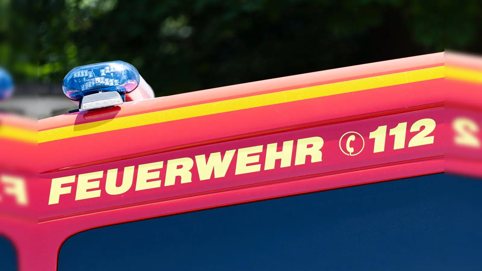 Die Feuerwehren im Einsatz: Auch in Weiherhammer kam es zu einem kleinen Brand. Für die Bevölkerung besteht keine Gefahr. (Symbolbild: Michael Matthey/dpa)