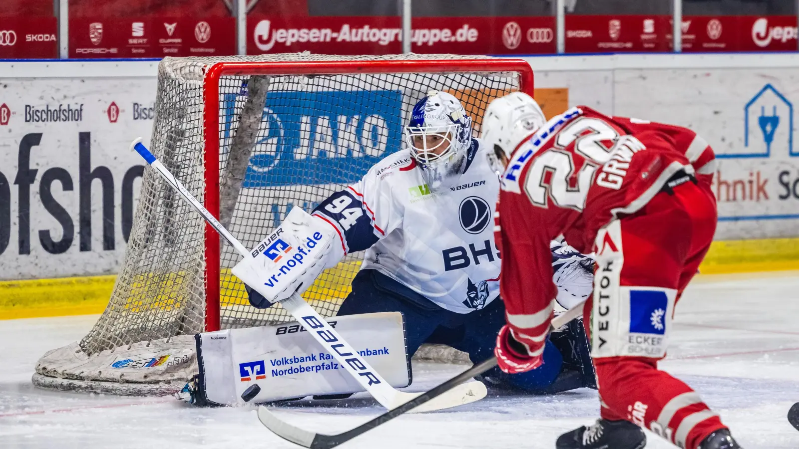 Diesen Schuss des Regensburgers Yuma Grimm parierte Marco Wölfl, der Goalie der Blue Devils Weiden. (Bild: Tobias Neubert)