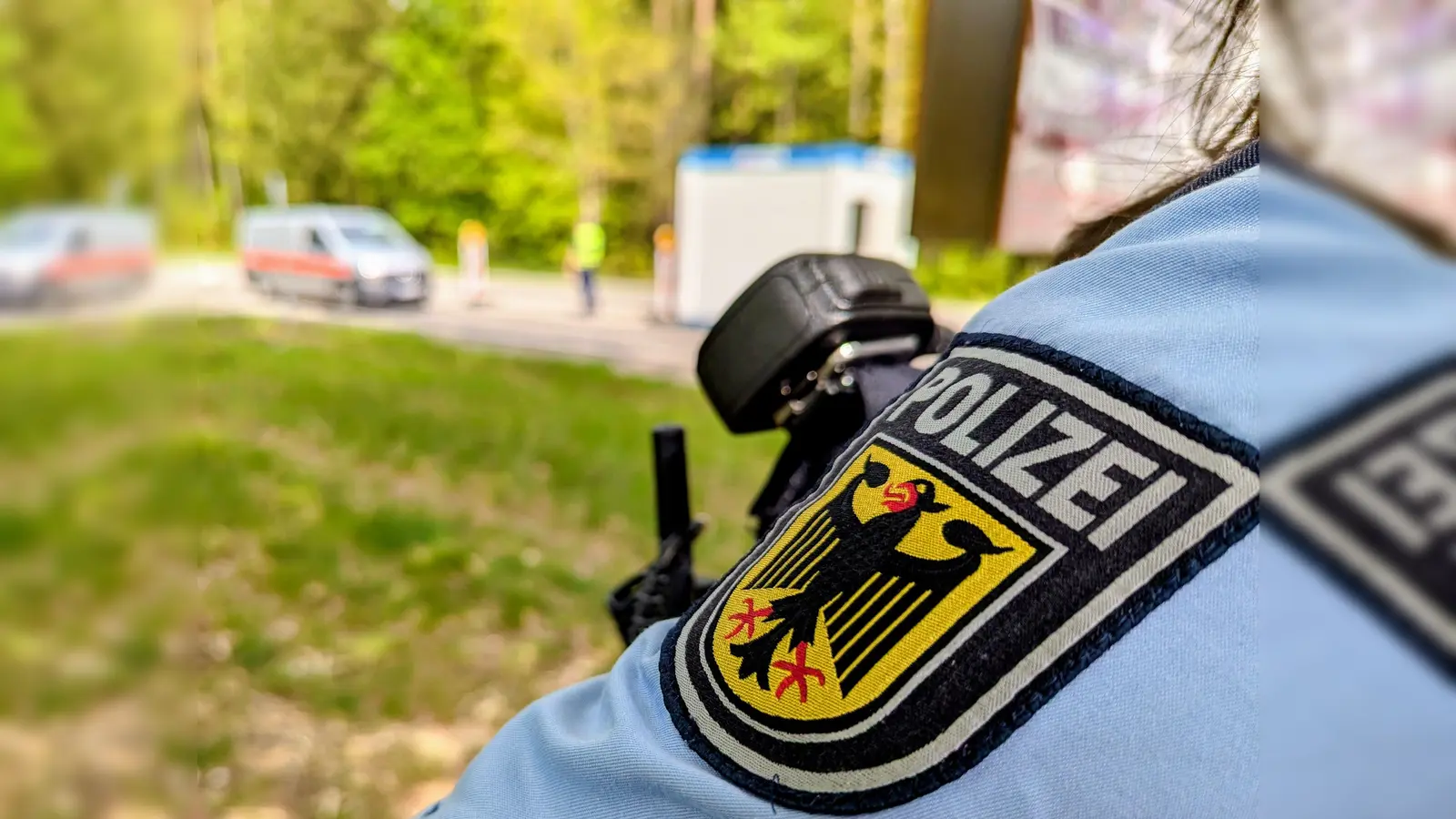 Bei einer Kontrolle nahe Waidhaus verhindern Polizeibeamte eine Schleusung.  (Bild: Bundespolizei)