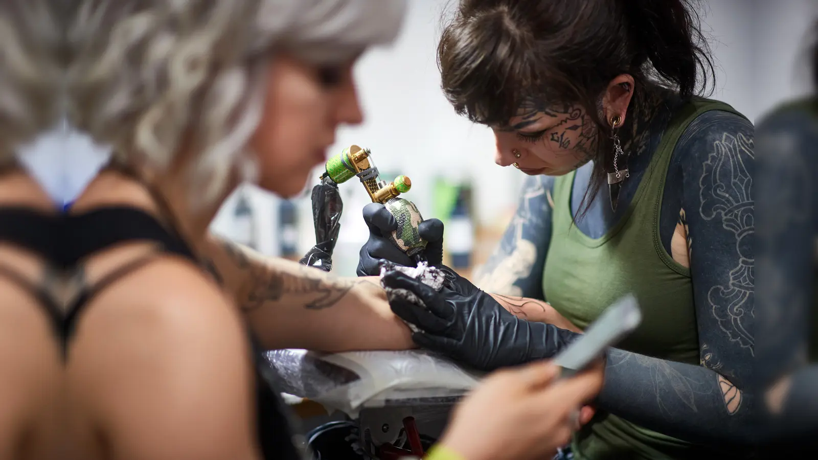 Wie auf der Tattoo Convention in Dortmund, könnt ihr euch auch in Amberg vor Ort neue Motvie stechen lassen. (Bild: Bernd Thissen/dpa)