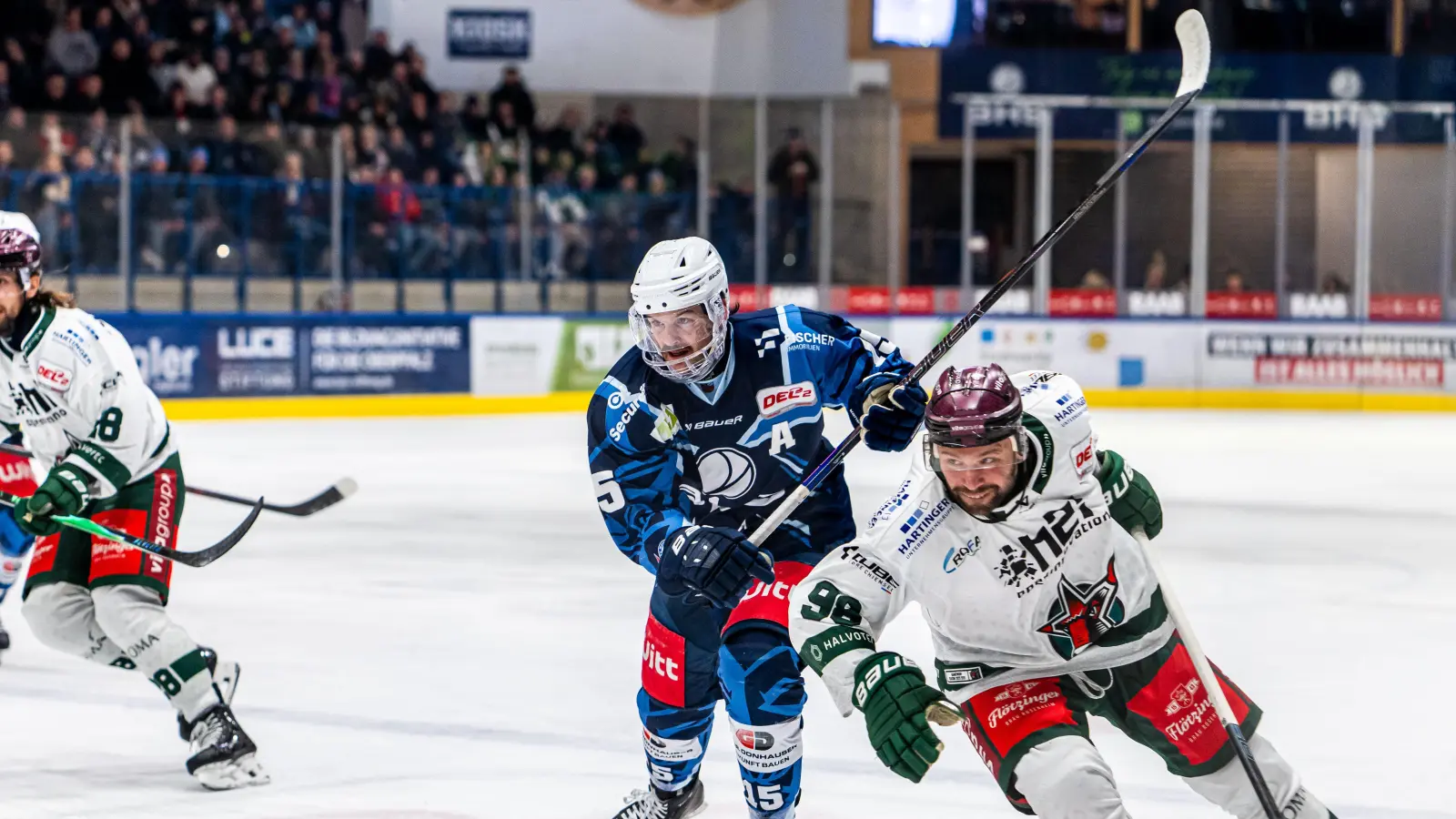 Fabian Voit (blaues Trikot) wird die Blue Devils Weiden verlassen.  (Archivbild: Elke Englmaier)