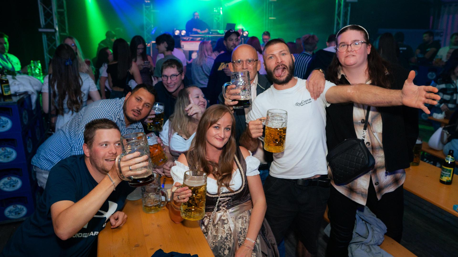 Samstagabend am Weidner Volksfest. (Bild: Hannes Stock)