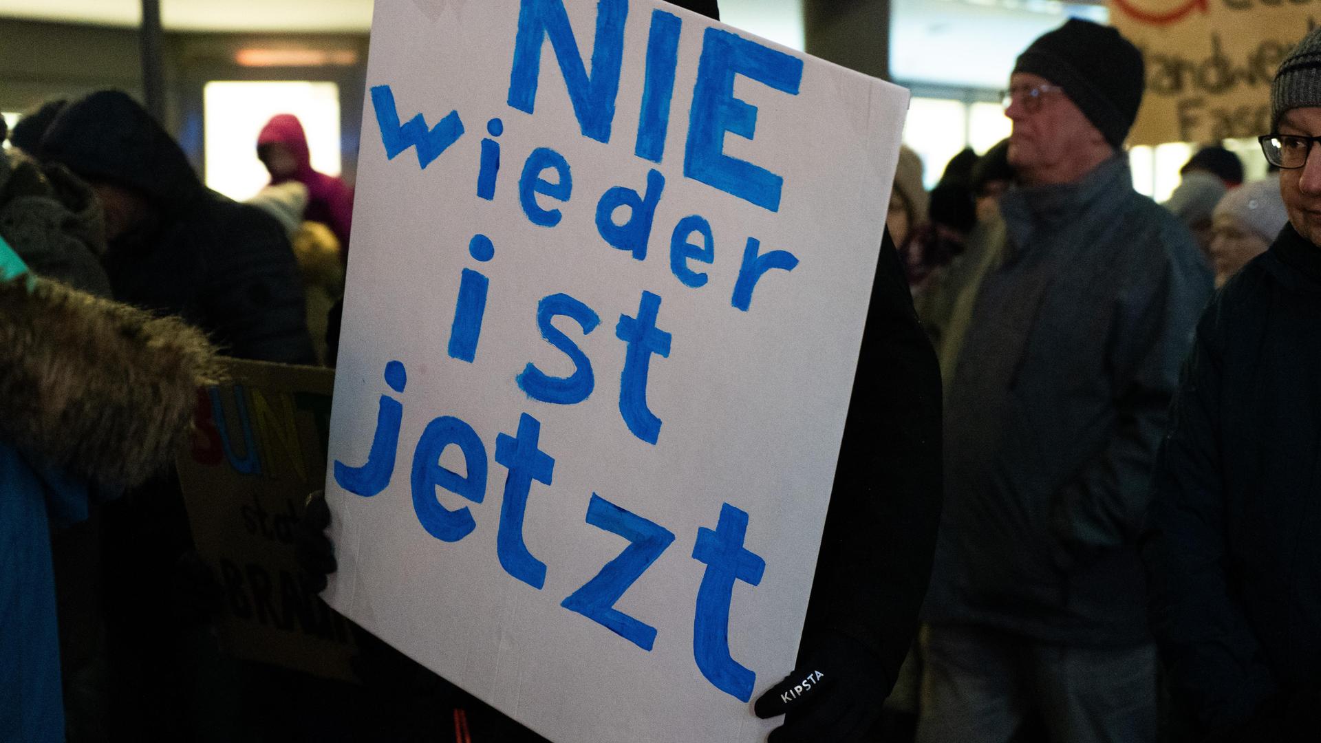 Bei der Demo gegen Rechts haben sich tausende Menschen zu einem Protestmarsch durch Weiden versammelt. (Bild: knz)