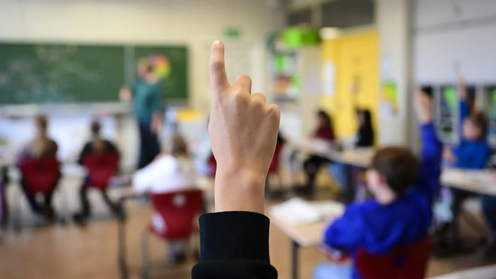 Die Aktivistin Lisa Poettinger wurde endgültig nicht zum Referendariat zugelassen. (Symbolbild) (Bild: Bernd Weißbrod/dpa)