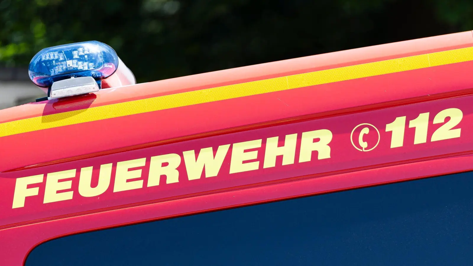 An der A 93 bei Nabburg hat es am Freitagmittag gebrannt. Eine Böschung hatte Feuer gefangen. (Symbolbild: Michael Matthey/dpa)
