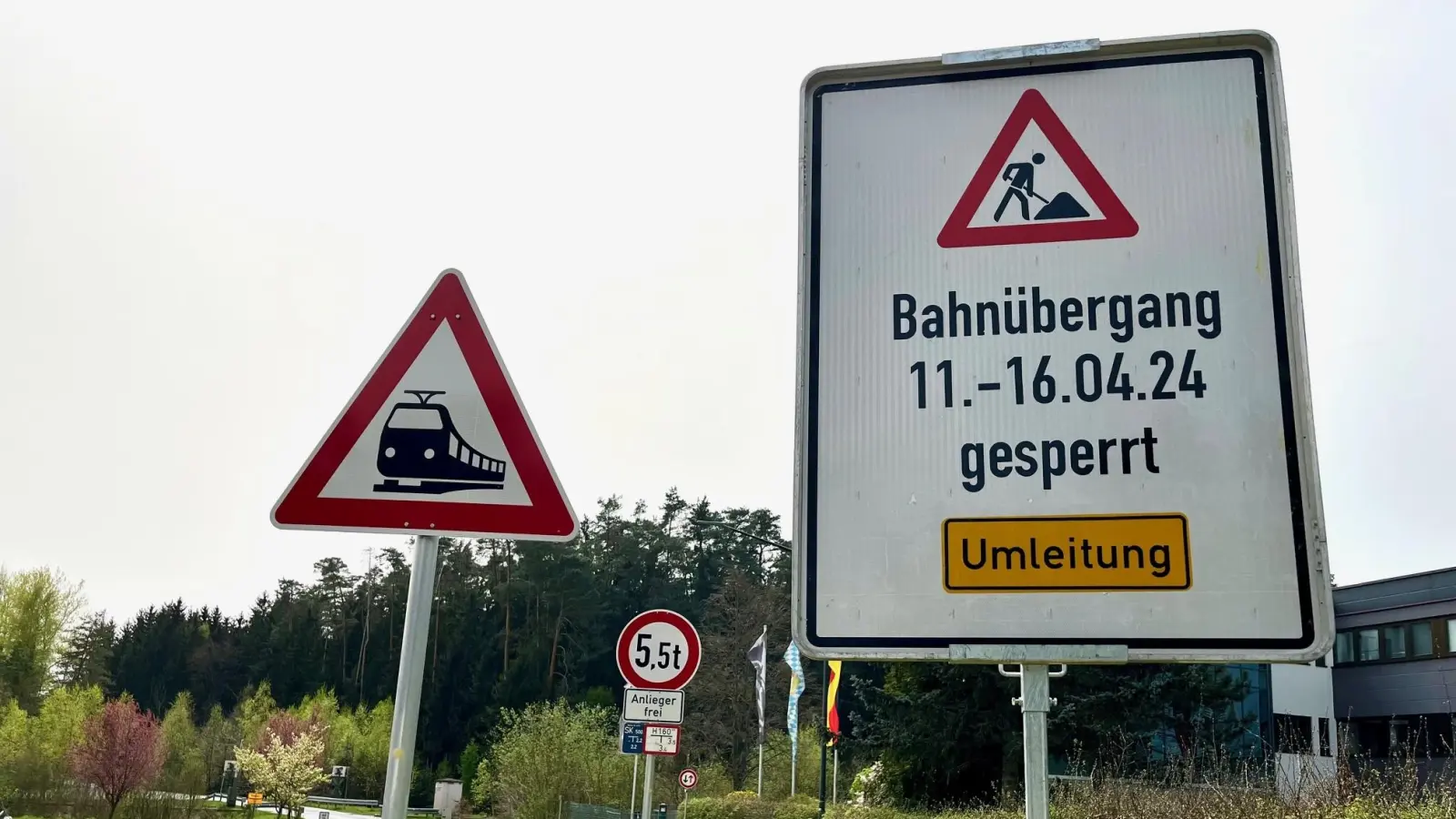 Der Bahnübergang Latsch bei der Gaststätte „Alpenrose” ist wegen Gleisbauarbeiten ab 11. April nicht passierbar.  (Bild: Gabi Schönberger)