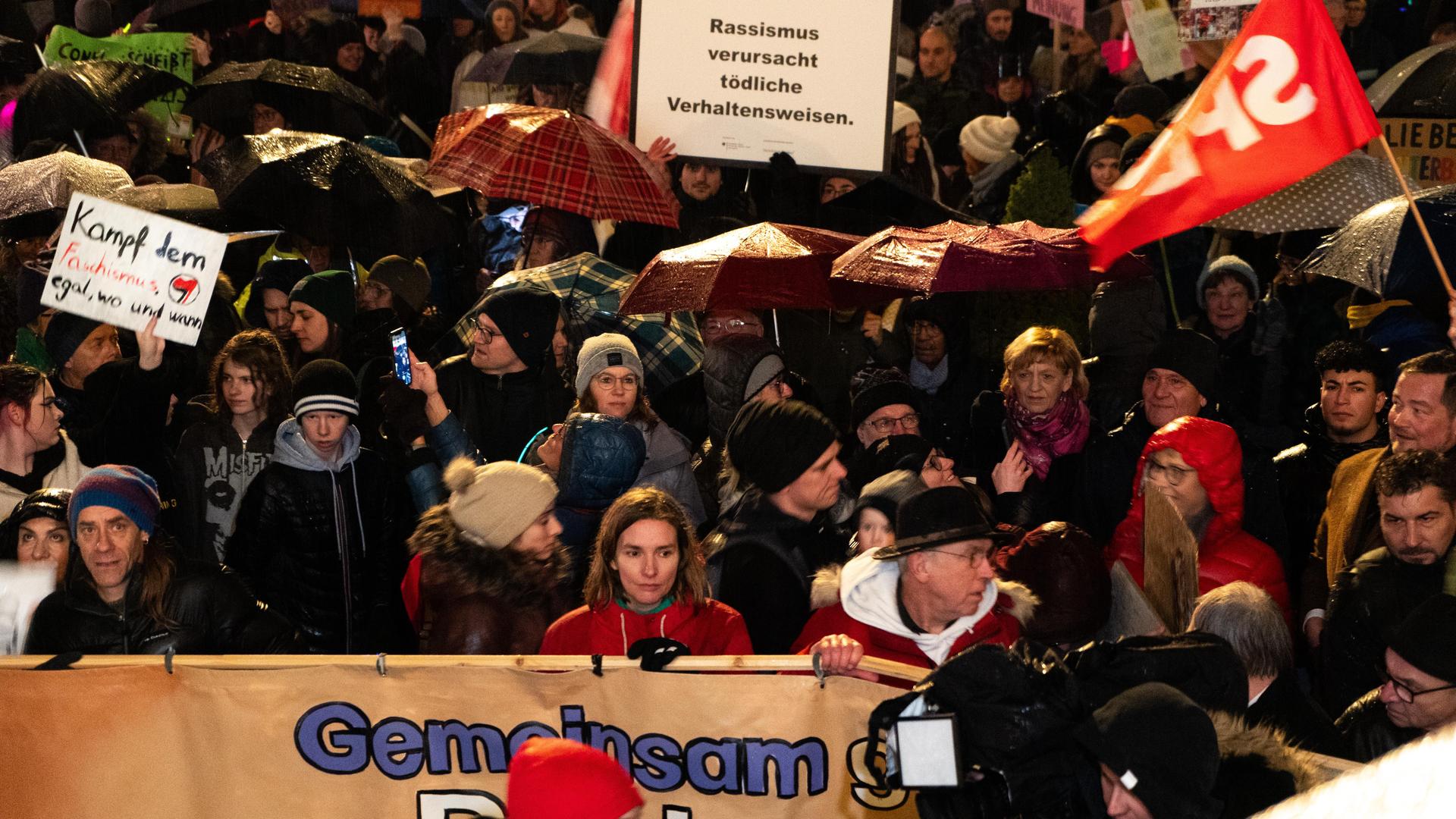 Bei der Demo gegen Rechts haben sich tausende Menschen zu einem Protestmarsch durch Weiden versammelt. (Bild: knz)