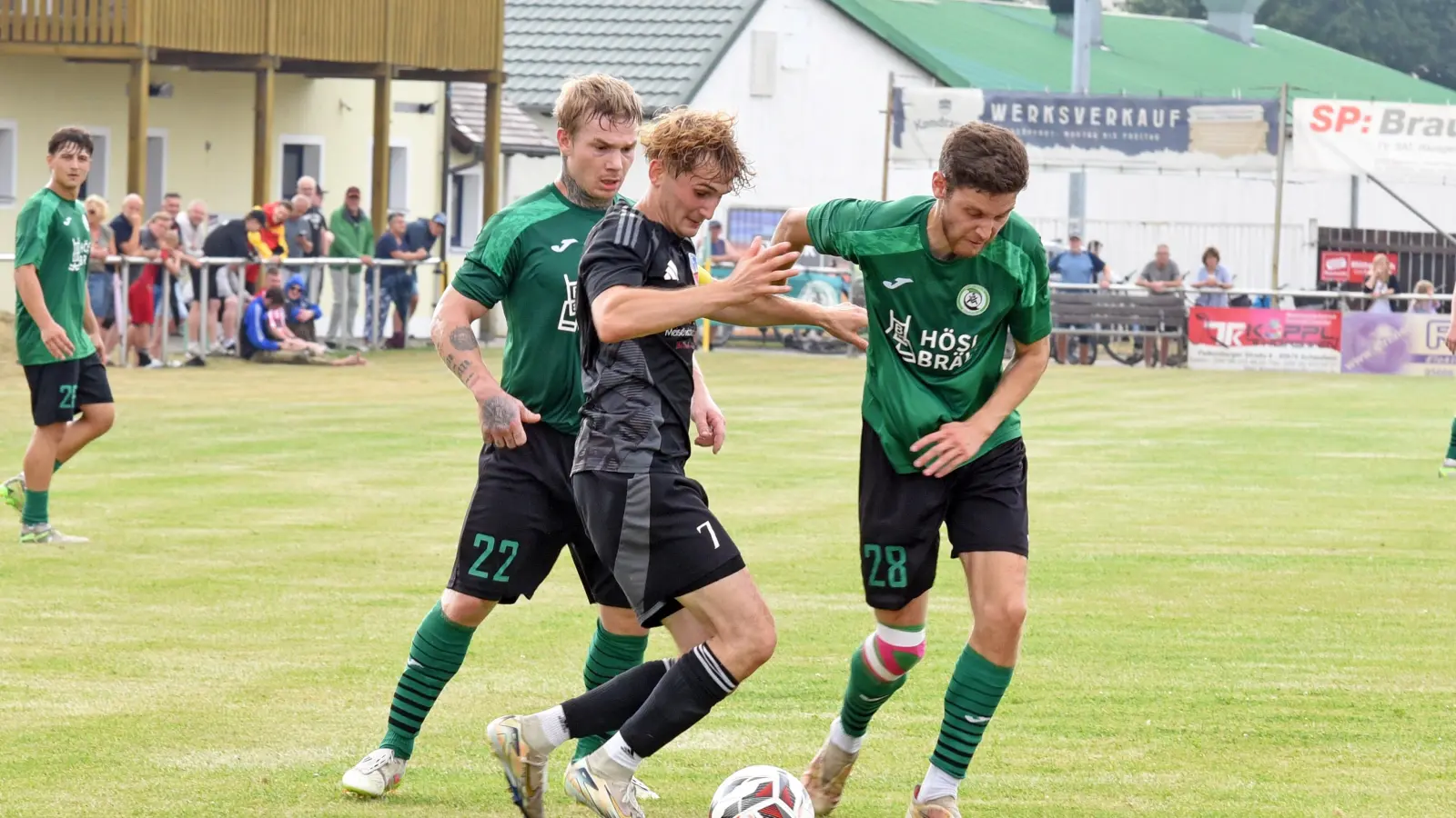 Der SV Mitterteich gastiert am Sonntag beim FSV Bayreuth. Das Bild zeigt Jakub Nedbaly (rechts) und Johannes Zintl (links) beim 4:0-Sieg gegen den FC Fichtelgebirge. (Bild: Rudi Gebert)