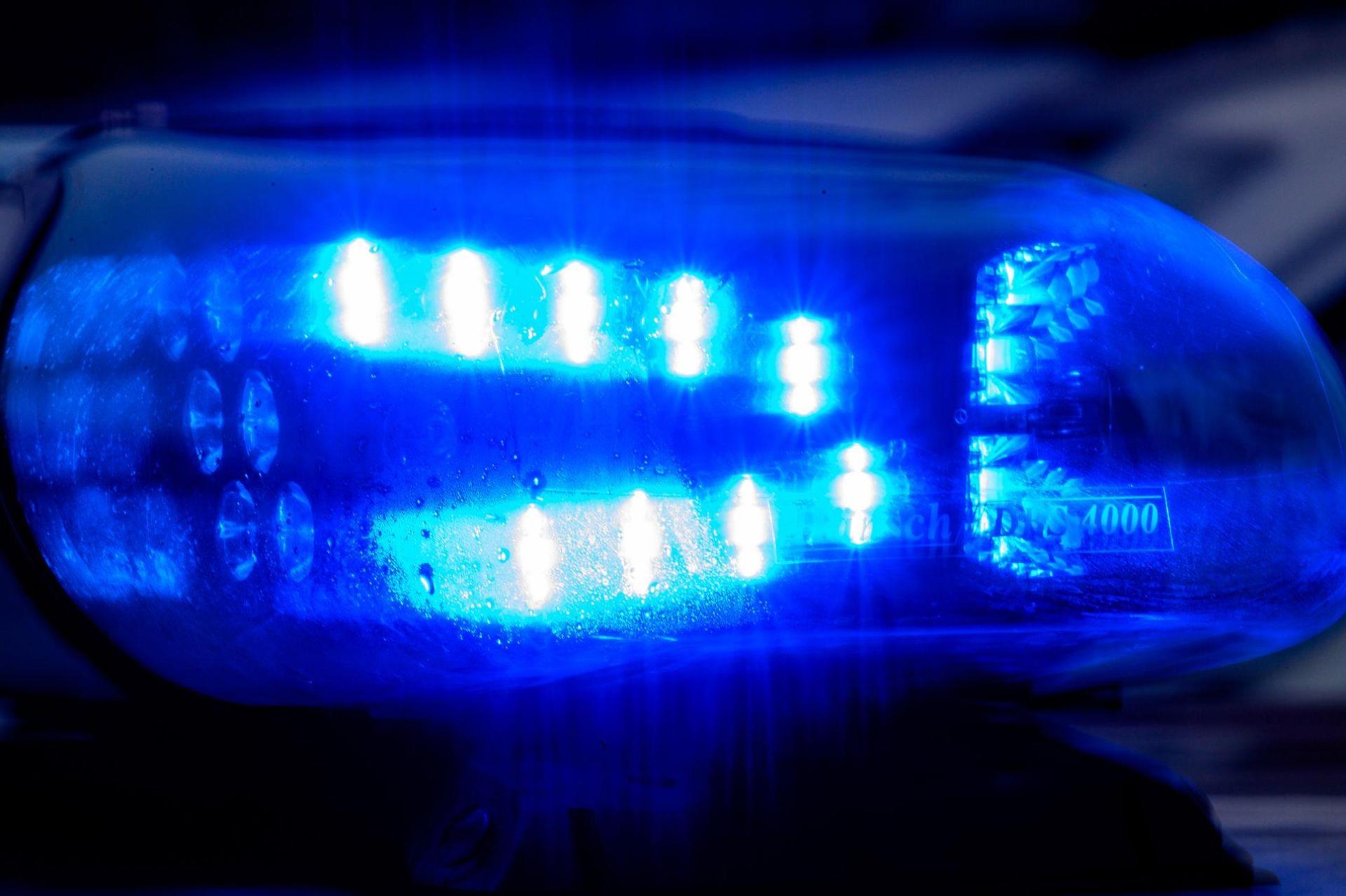 Nachdem eine unbekannte Frau erneut in ein unversperrtes Auto in Weiherhammer gestiegen ist, weist die Polizei drauf hin, Fahrzeuge stets abzusperren.  (Symbolbild: Klaus-Dietmar Gabbert/dpa)