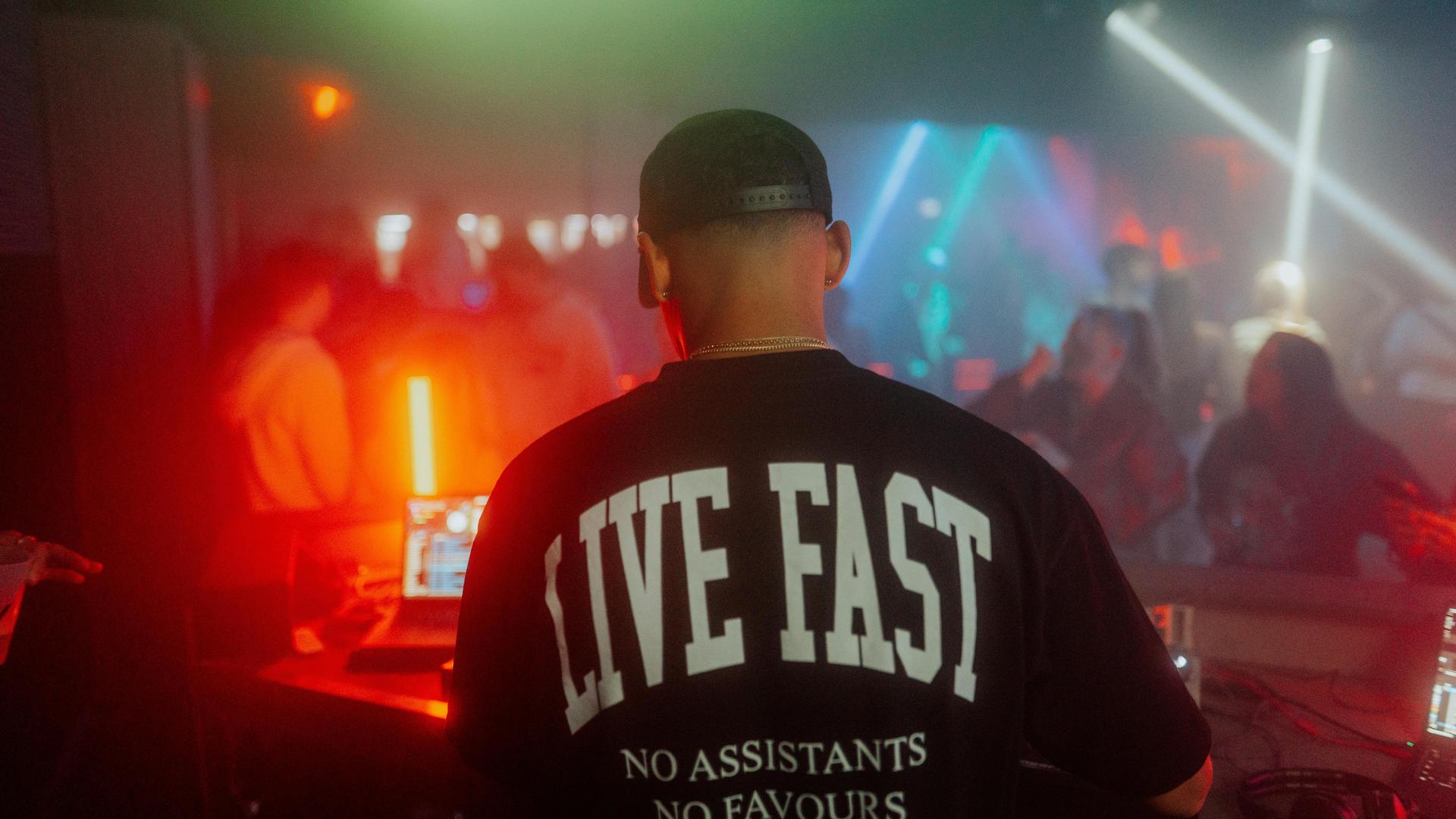 Die Opening Party im Nightlife bringt drei DJs, Beats, Drinks und Vibes.  (Bild: Sebastian Reiter)