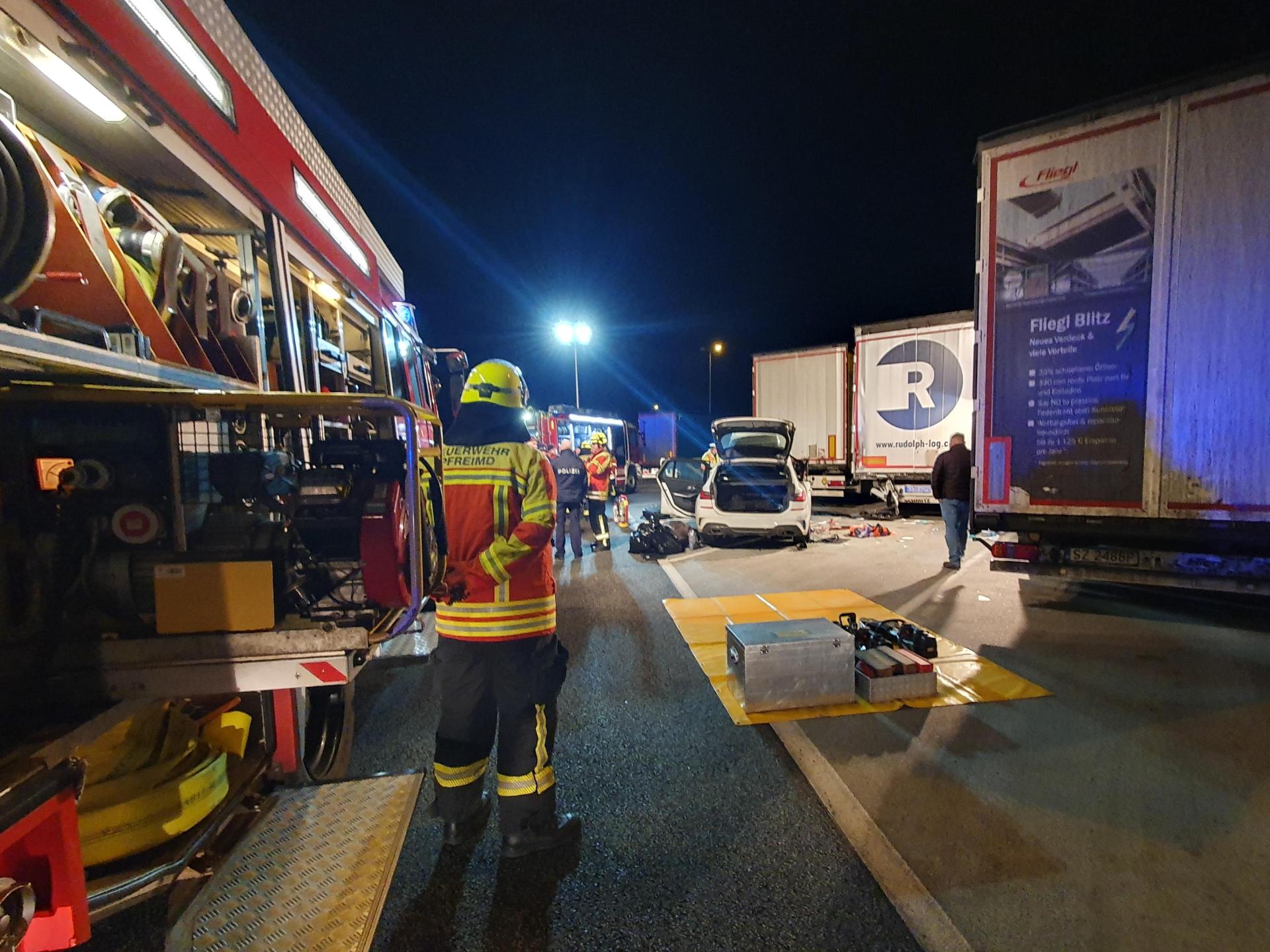 Ein Pkw prallt auf dem Pfreimder Autobahnparkplatz in den Auflieger eines Sattelschleppers. Die Beifahrerin zieht sich dabei lebensgefährliche Verletzungen zu. (Bild: Clemens Hösamer)