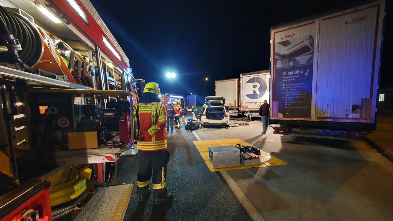 Ein Pkw prallt auf dem Pfreimder Autobahnparkplatz in den Auflieger eines Sattelschleppers. Die Beifahrerin zieht sich dabei lebensgefährliche Verletzungen zu. .  (Bild: Clemens Hösamer)